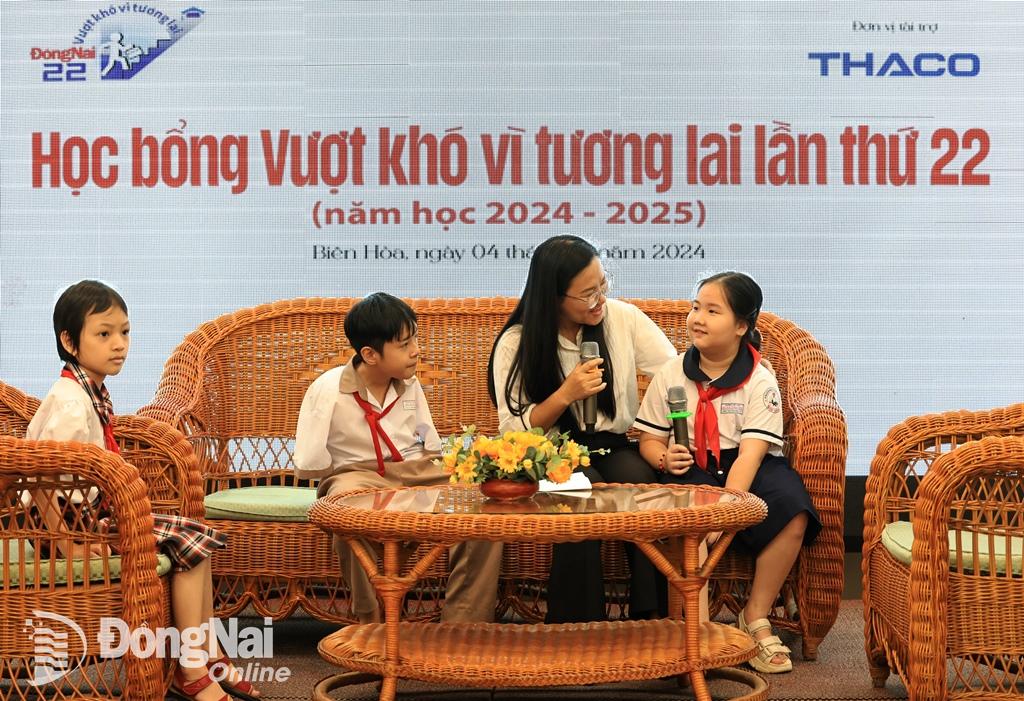 3 em học sinh có hoàn cảnh đặc biệt khó khăn giao lưu chia sẻ tinh thần vượt khó của mình tại buổi lễ trao học bổng. 