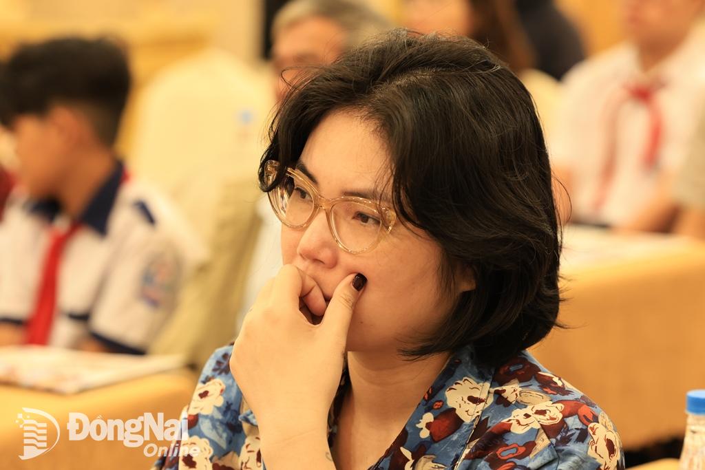 Một giáo viên xúc động khi nghe các em chia sẻ về hoàn cảnh lẫn nghị lực học tập của mình. Ảnh: Công Nghĩa