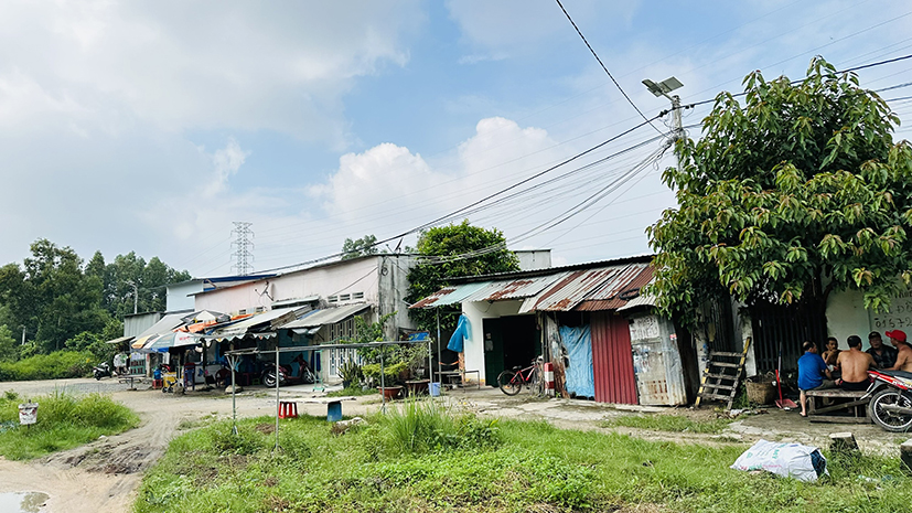 Khu dân cư nhà cửa tạm bợ, xập xệ trong vùng quy hoạch hành lang kỹ thuật, cây xanh cách ly của KCN Phú Mỹ.