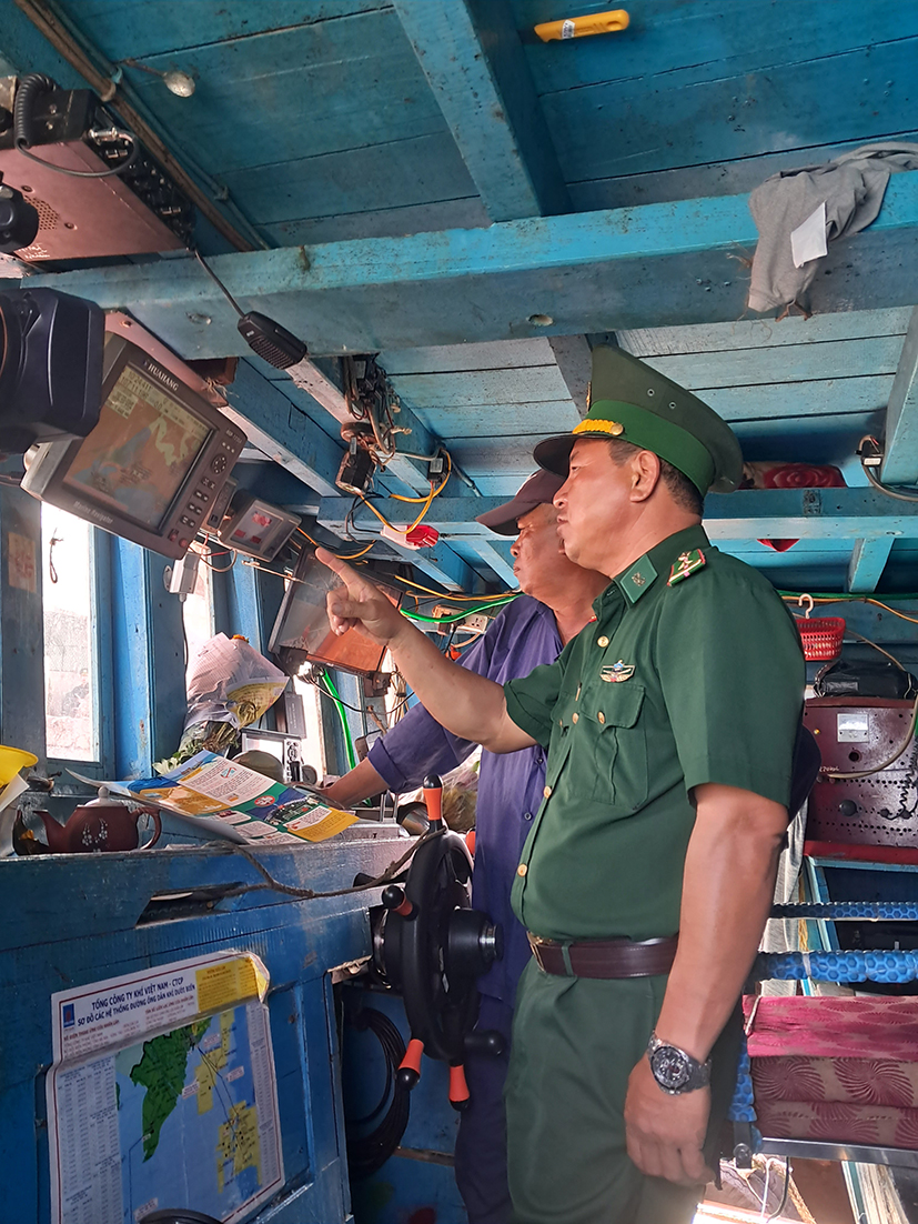 Cán bộ Đồn Biên phòng Phước Tỉnh kiểm tra máy giám sát hành trình, định vị trên tàu cá chuẩn bị xuất bến ở cảng Tân Phước (huyện Long Điền).