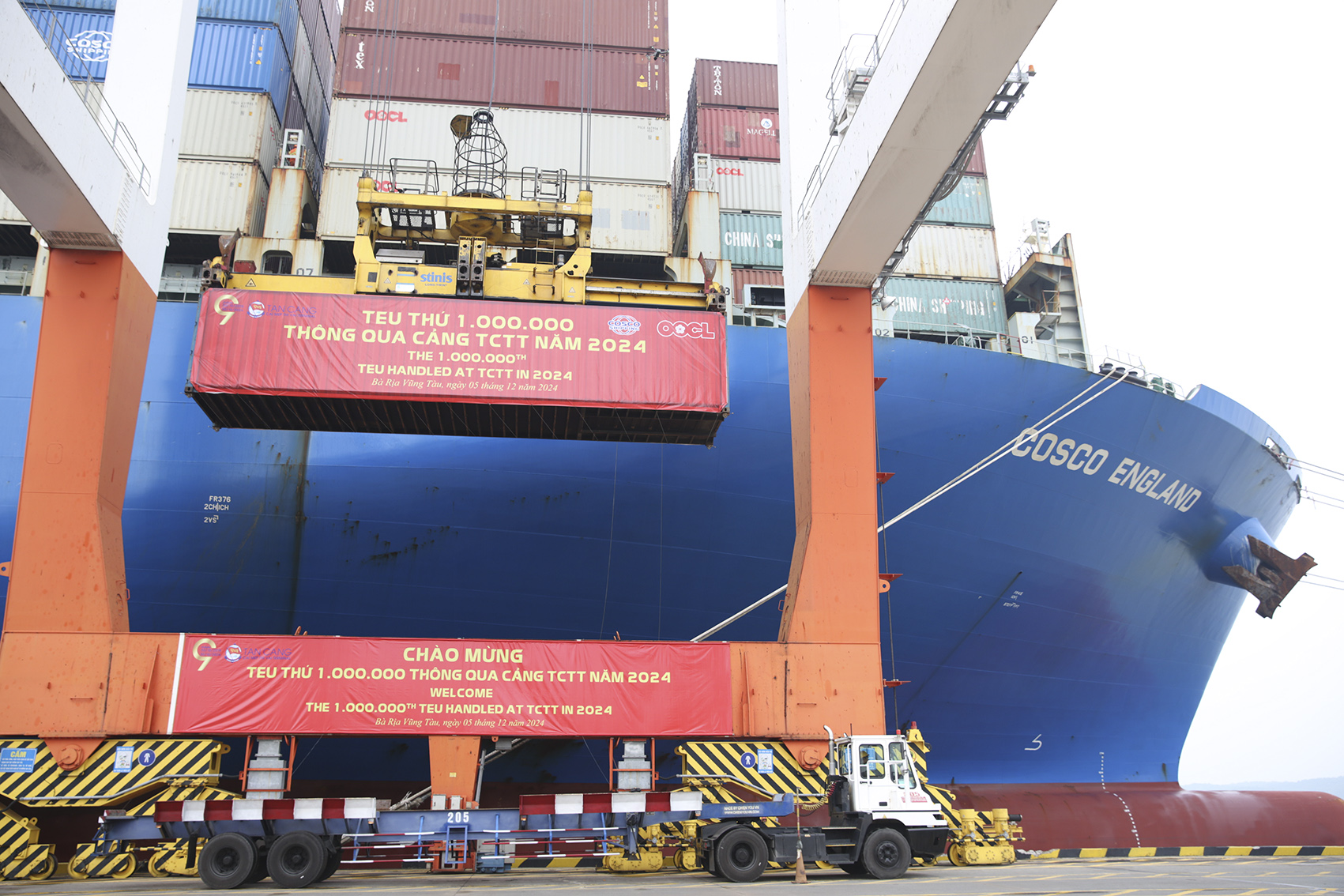 TEU thứ 1 triệu được bốc xếp lên Tàu Cosco England.