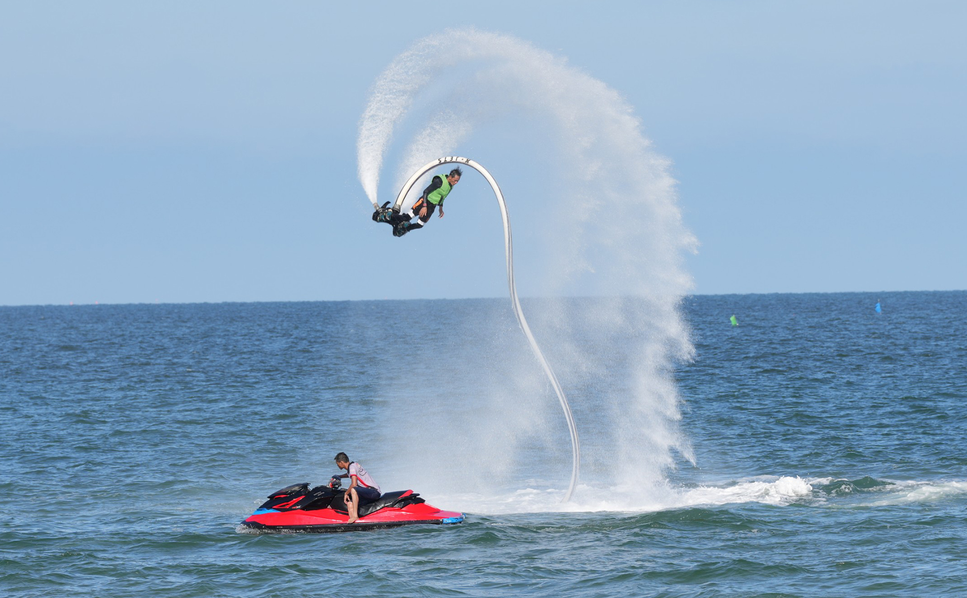  Biểu diễn flyboard tại bãi biển khu vực Chí Linh.