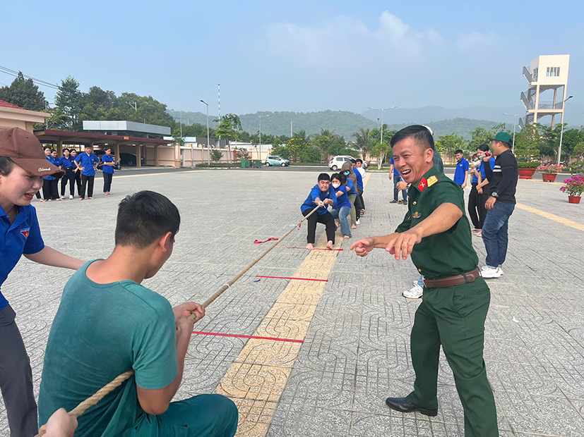 Trò chơi kéo co tại “Ngày hội văn hóa quân - dân” thể hiện tinh thần đồng đội, sự đoàn kết mạnh mẽ.