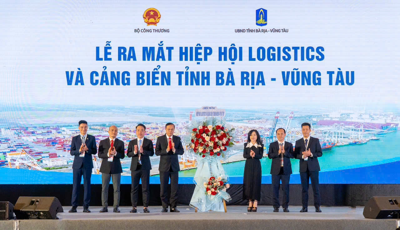 Ông Nguyễn Văn Thọ, Chủ tịch UBND tỉnh tặng hoa chúc mừng ra mắt Hiệp hội Logistics và Cảng biển Bà Rịa – Vũng Tàu ngày 2/12