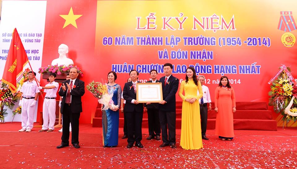 Năm 2014, Trường THPT Vũng Tàu đón nhận Huân chương Lao động hạng Nhất.