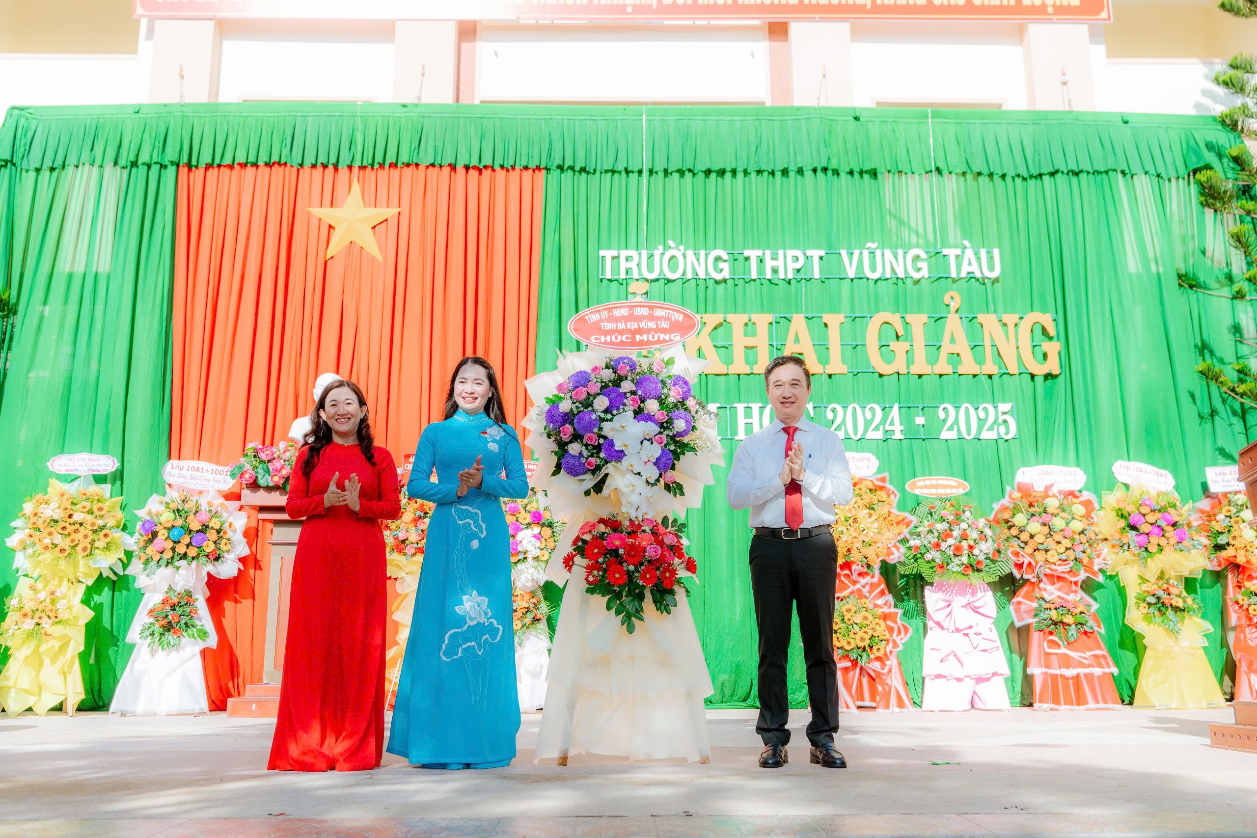 Ông Đặng Minh Thông, Phó Chủ tịch UBND tỉnh tặng hoa chúc mừng thầy và trò Trường THPT Vũng Tàu nhân lễ khai giảng năm học 2024-2025.