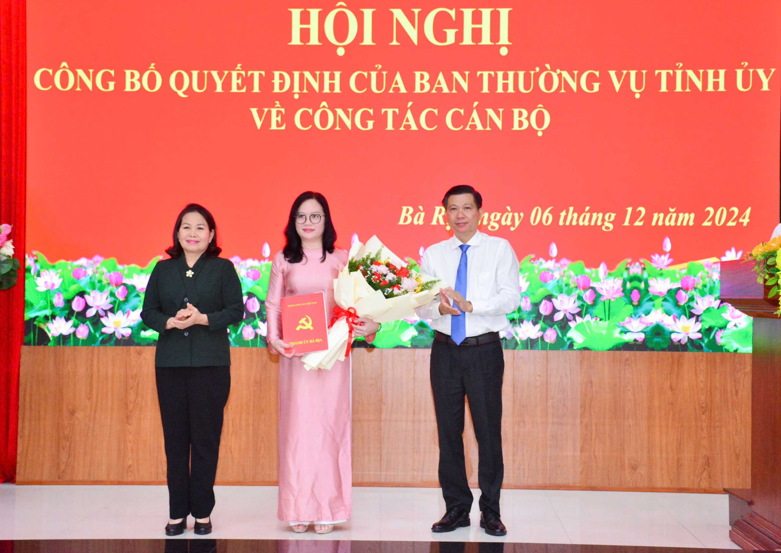 Bà Nguyễn Thị Yến, Phó Bí thư Thường trực Tỉnh ủy, Trưởng Đoàn ĐBQH tỉnh và Bí thư Thành ủy Bà Rịa Trần Văn Tuấn trao quyết định và tặng hoa chúc mừng bà Nguyễn Minh Hoàng.