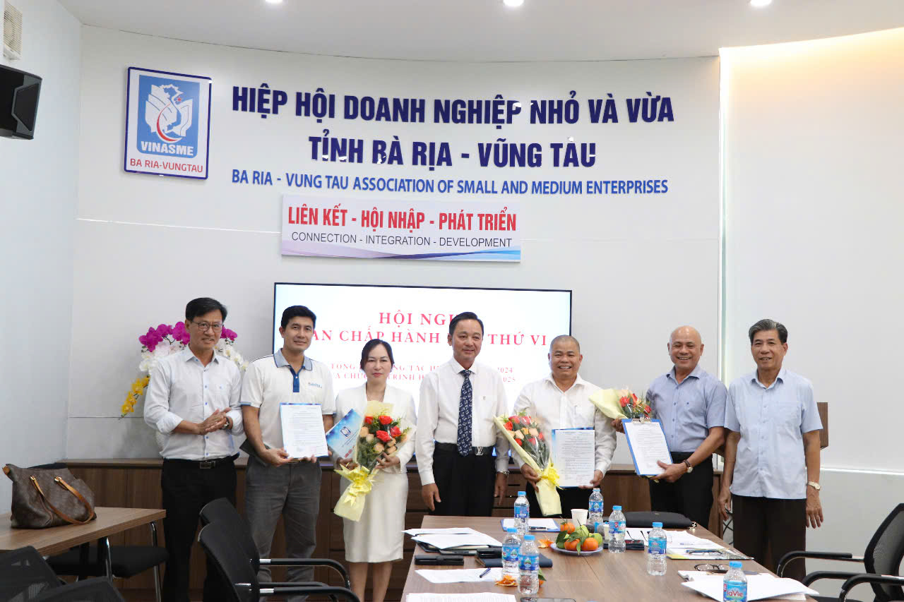 Ông Phạm Văn Triêm, Chủ tịch Hiệp hội DNNVV tỉnh tặng hoa chúc mừng các ủy viên BCH Hiệp hội vừa được bầu bổ sung.