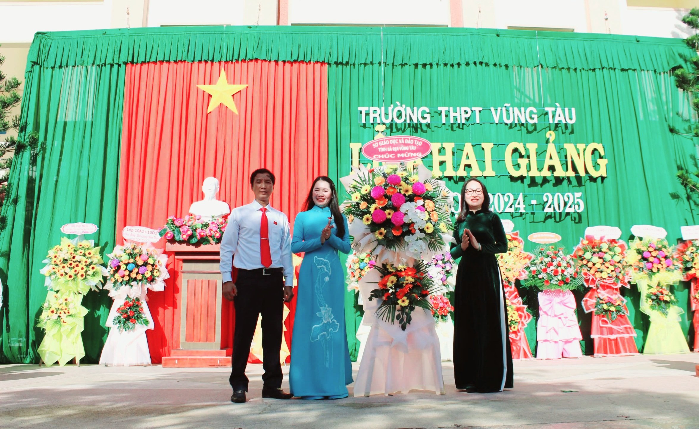 Giám đốc Sở GD-ĐT Trần Thị Ngọc Châu (bìa phải) chúc mừng thầy trò Trường THPT Vũng Tàu nhân dịp khai giảng năm học mới 2024-2025.