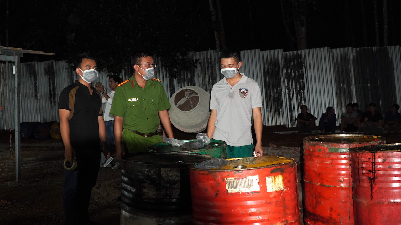 Công an huyện Châu Đức tiếp tục điều tra vụ tái chế nhớt thải quy mô lớn trong rừng cao su.