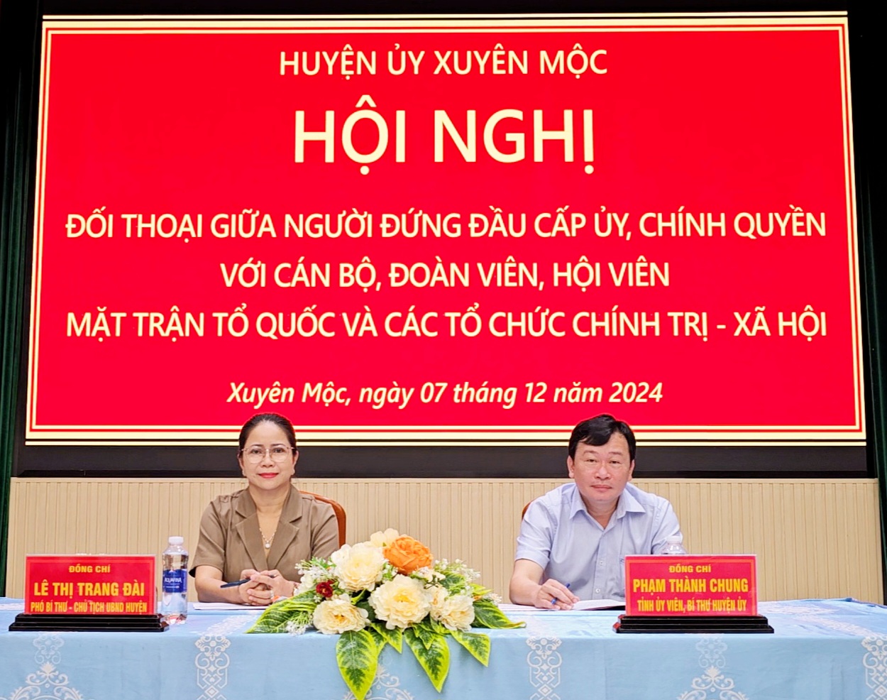 Người đứng đầu Huyện ủy và UBND huyện Xuyên Mộc tham dự hội nghị đối thoại.