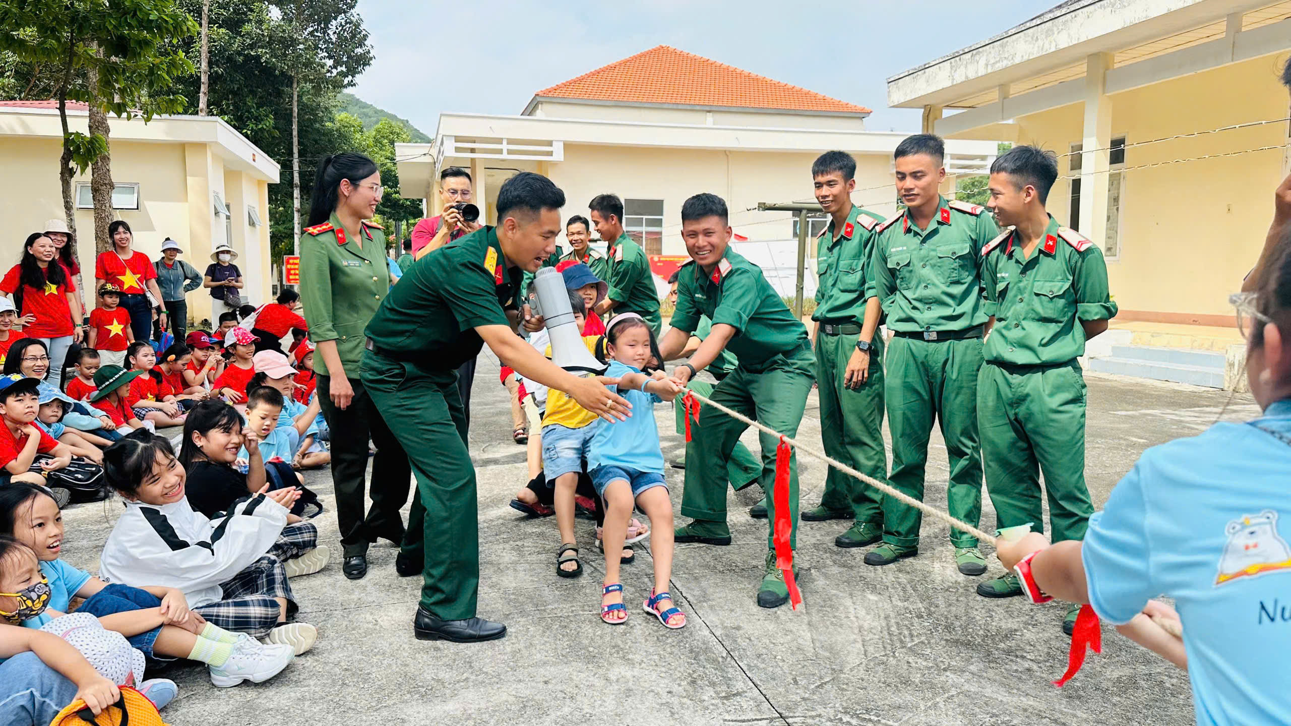 Học sinh hào hứng tham gia trò chơi kéo co tại chương trình.