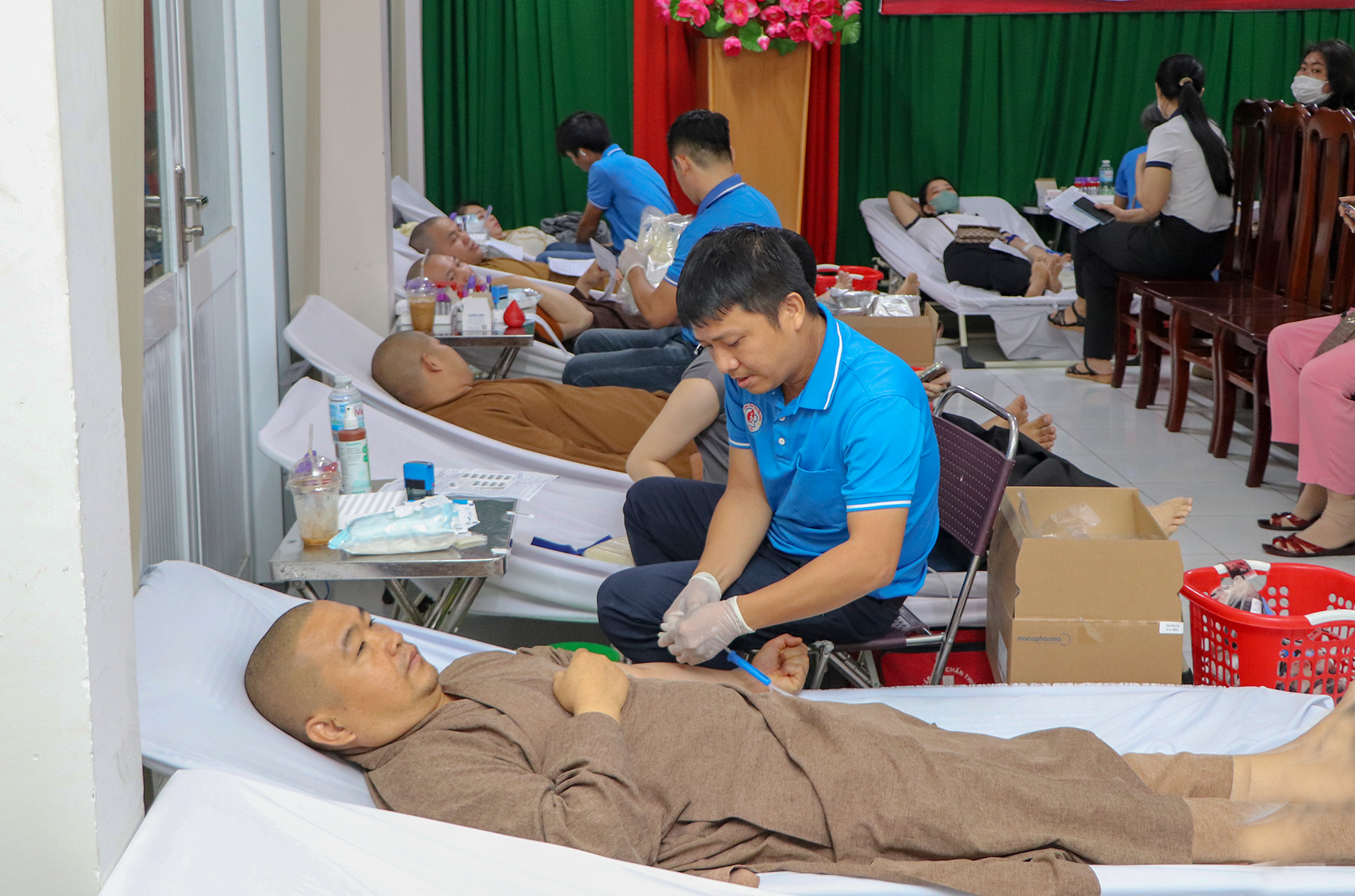 Tăng ni, phật tử TP.Vũng Tàu tham gia hiến máu tình nguyện.