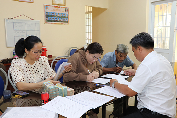 Ban Điều hành Quỹ Hỗ trợ nông dân tỉnh giải ngân vốn cho nông dân xã Phước Hội thực hiện dự án chăn nuôi bò thịt.