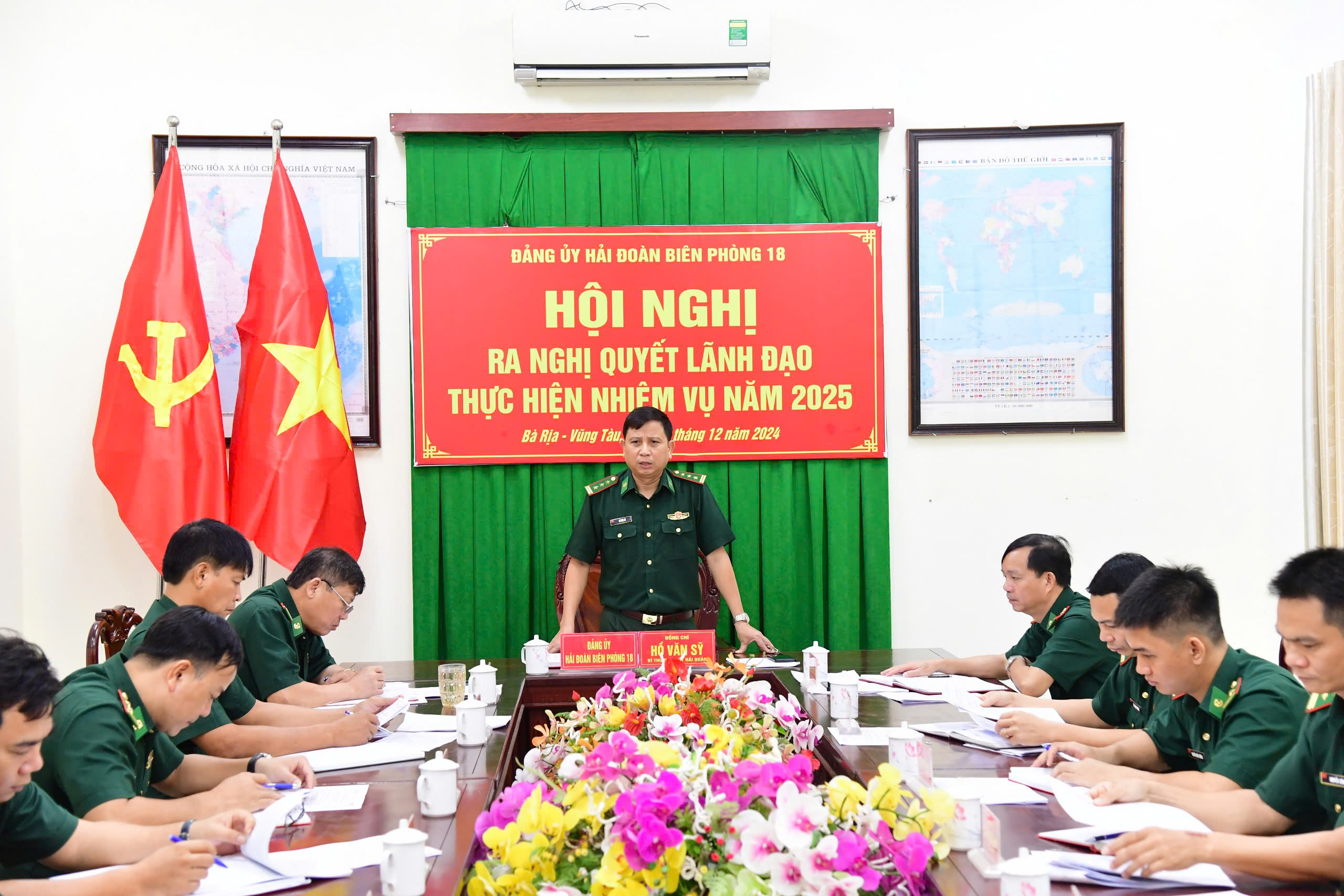 Thượng tá Hồ Văn Sỹ, Bí thư Đảng ủy, Chính ủy Hải đoàn Biên phòng 18 chủ trì hội nghị.