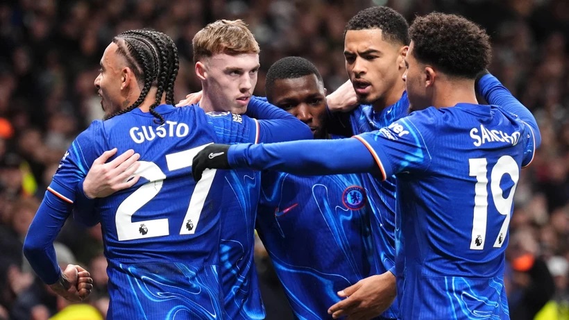 Chelsea giành chiến thắng điên rồ trước Tottenham.