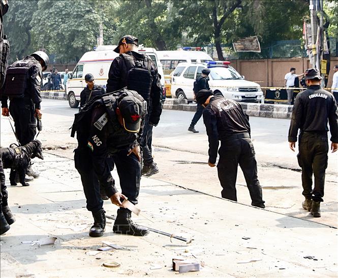 Cảnh sát điều tra tại hiện trường vụ nổ ở New Delhi, Ấn Độ.