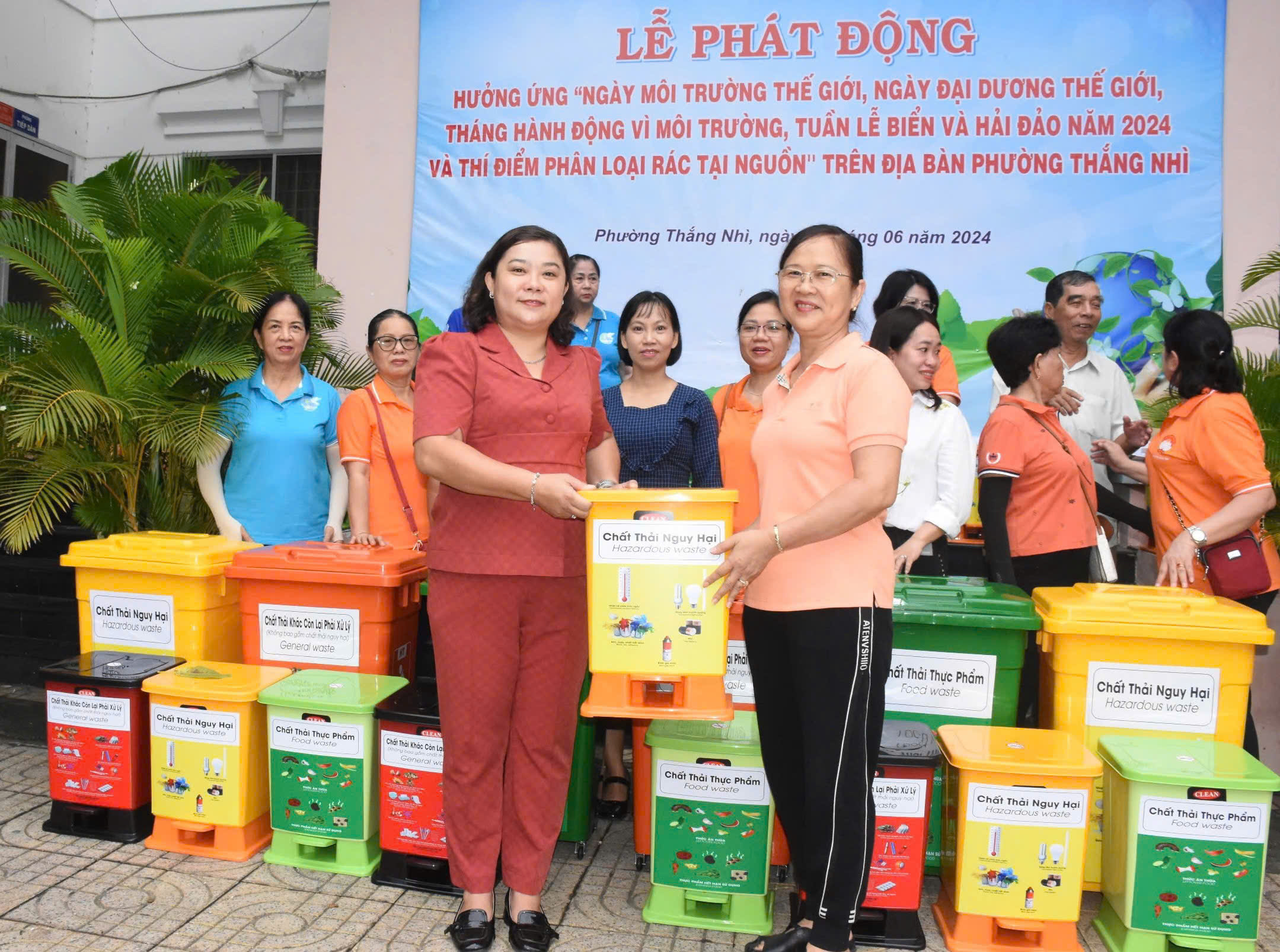 Phường Thắng Nhì bàn giao thùng phân loại cho các khu phố thực hiện phân loại rác tại nguồn.