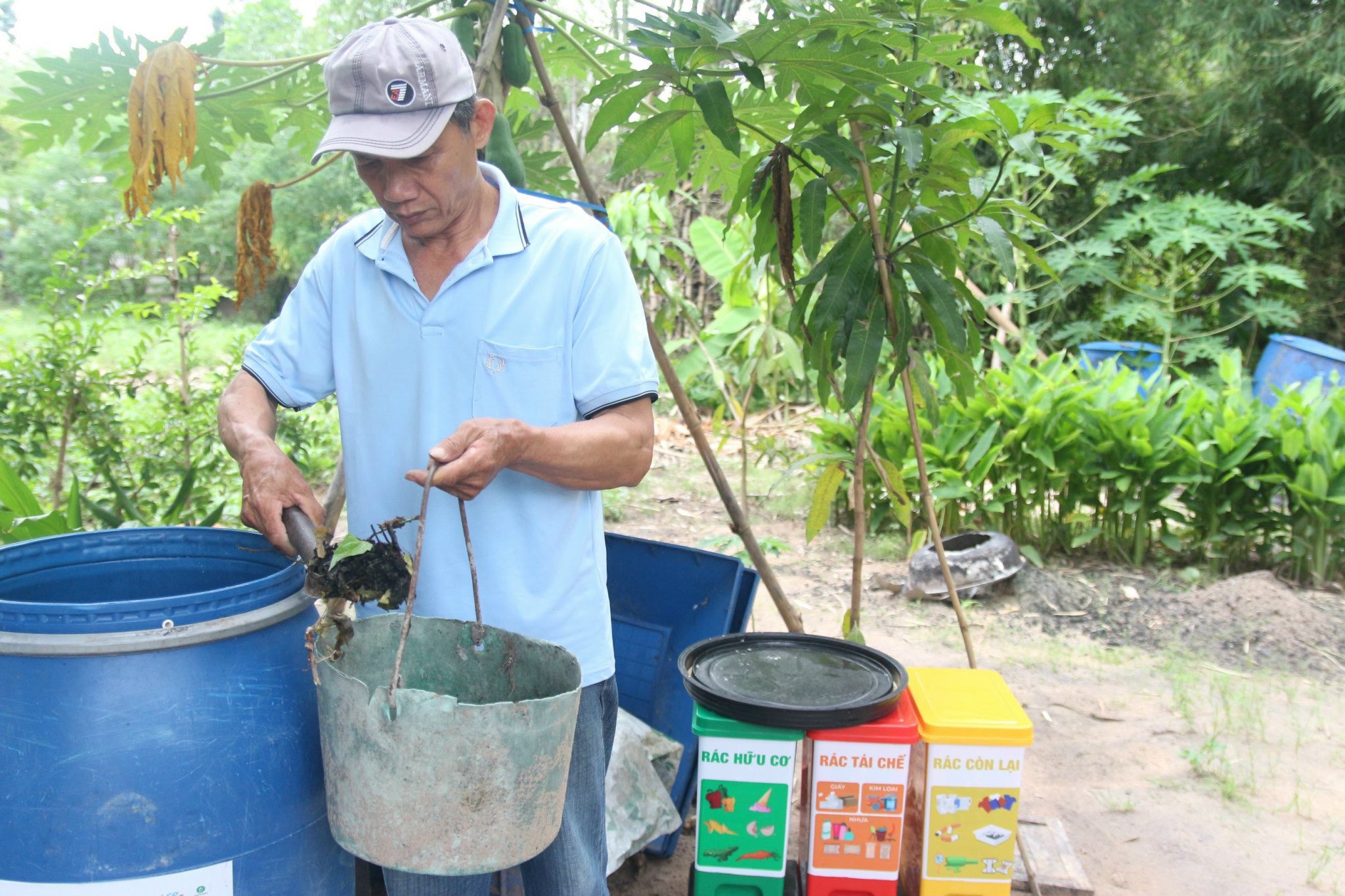 Người dân xã Long Sơn ủ phân sau khi phân loại rác tại nguồn.