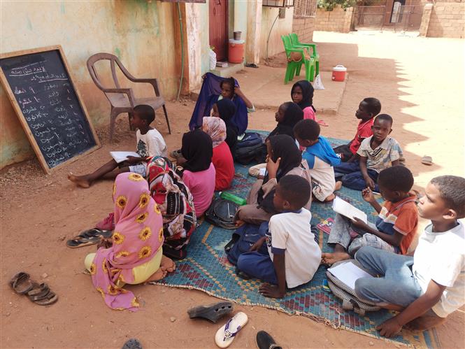 Các em nhỏ tại một lớp học tạm ở thành phố Omdurman, Sudan.