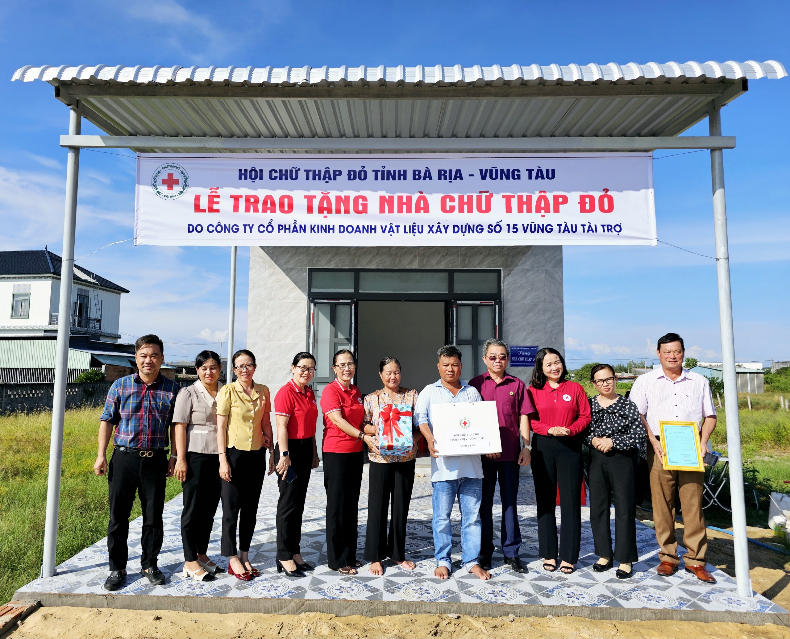 Gia đình ông Doãn Văn Quý (xã Phước Thuận, huyện Xuyên Mộc) trong ngày nhận nhà chữ thập đỏ.