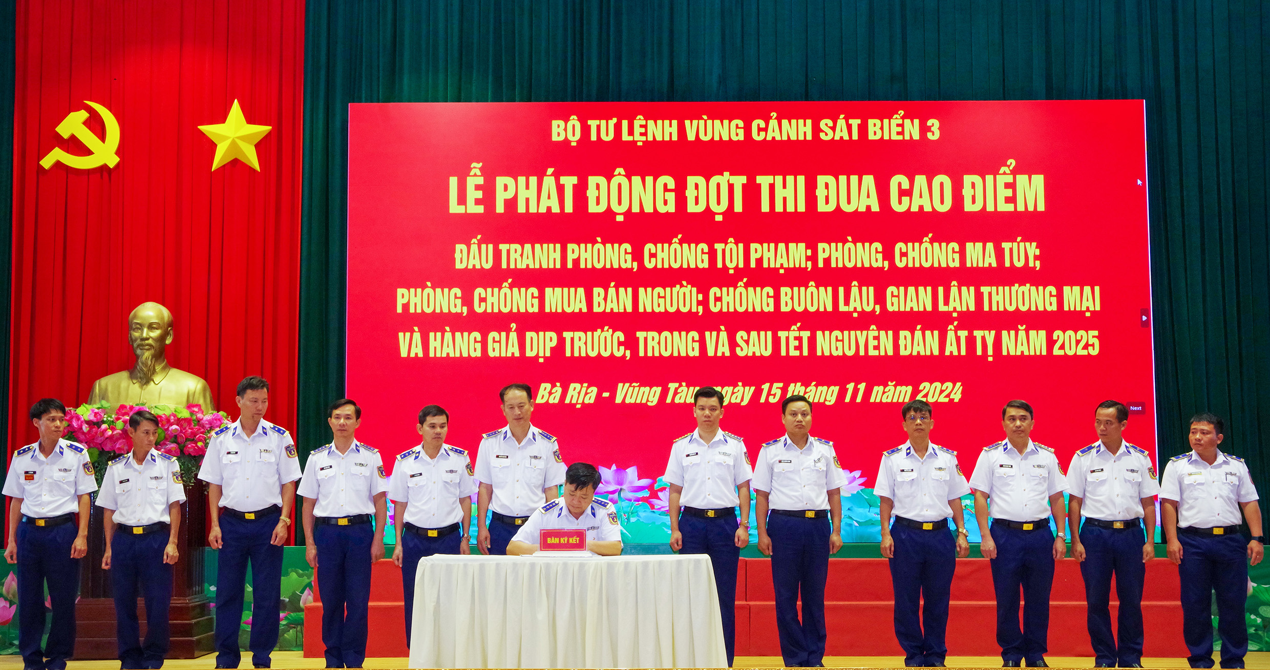 Đại tá Nguyễn Đức Hiếu, Phó Tư lệnh Pháp luật Bộ Tư lệnh Vùng Cảnh sát biển 3 ký xác nhận giao ước thi đua giữa các đơn vị trong thực hiện đợt cao điểm phòng, chống các loại tội phạm trước, trong và sau Tết Nguyên đán Ất Tỵ 2025.