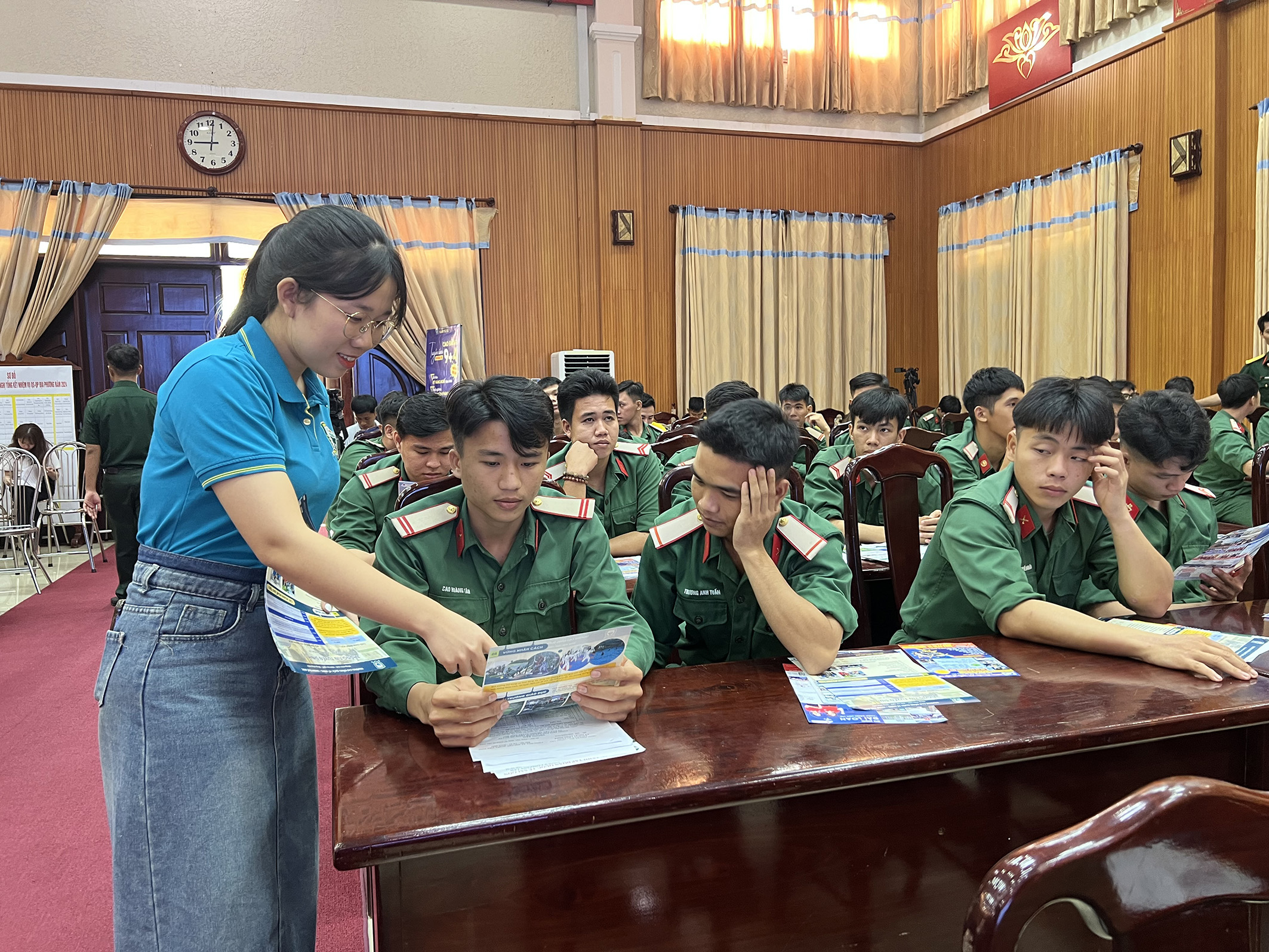 Đại diện Trường CĐ Nghề Quốc tế Vabis tư vấn việc làm, học nghề cho các chiến sĩ.