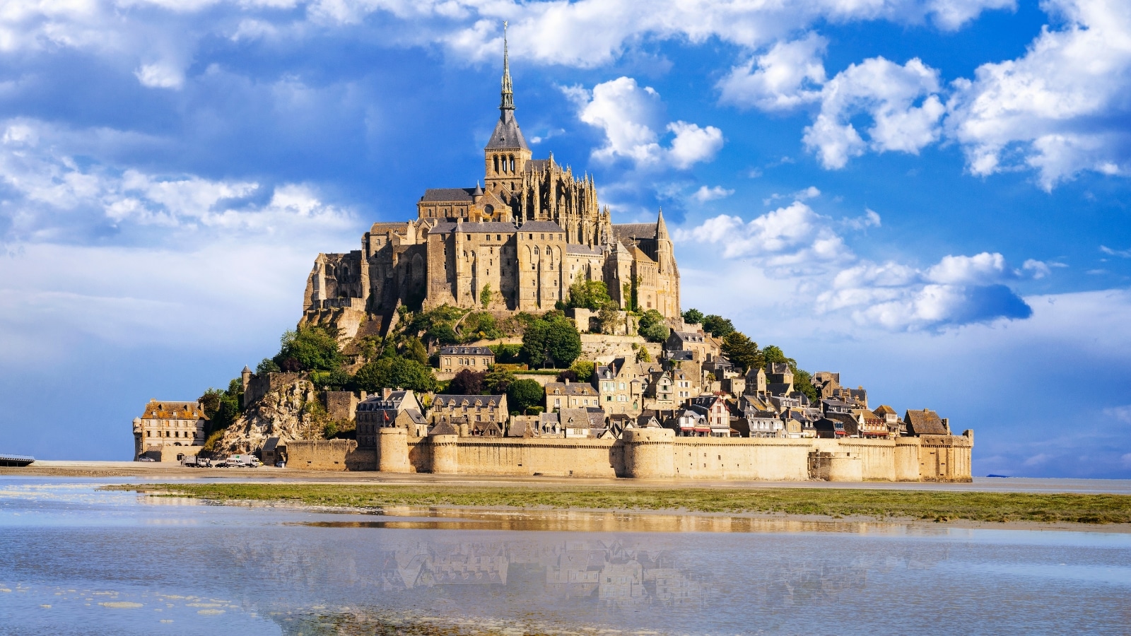 Khung cảnh đảo Mont Saint Michel.