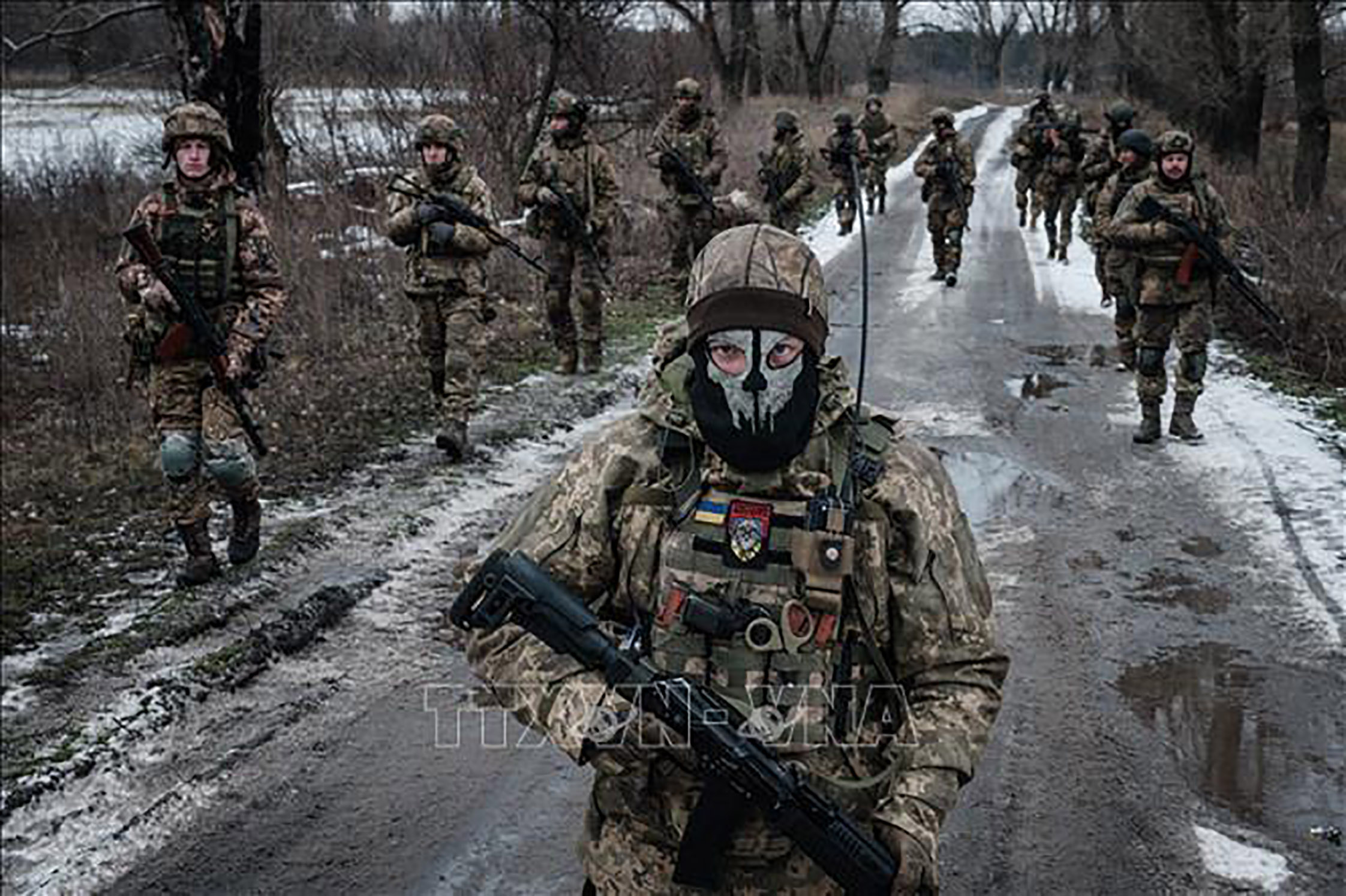 Quân nhân Ukraine tuần tra quanh căn cứ quân sự ở vùng Donetsk.