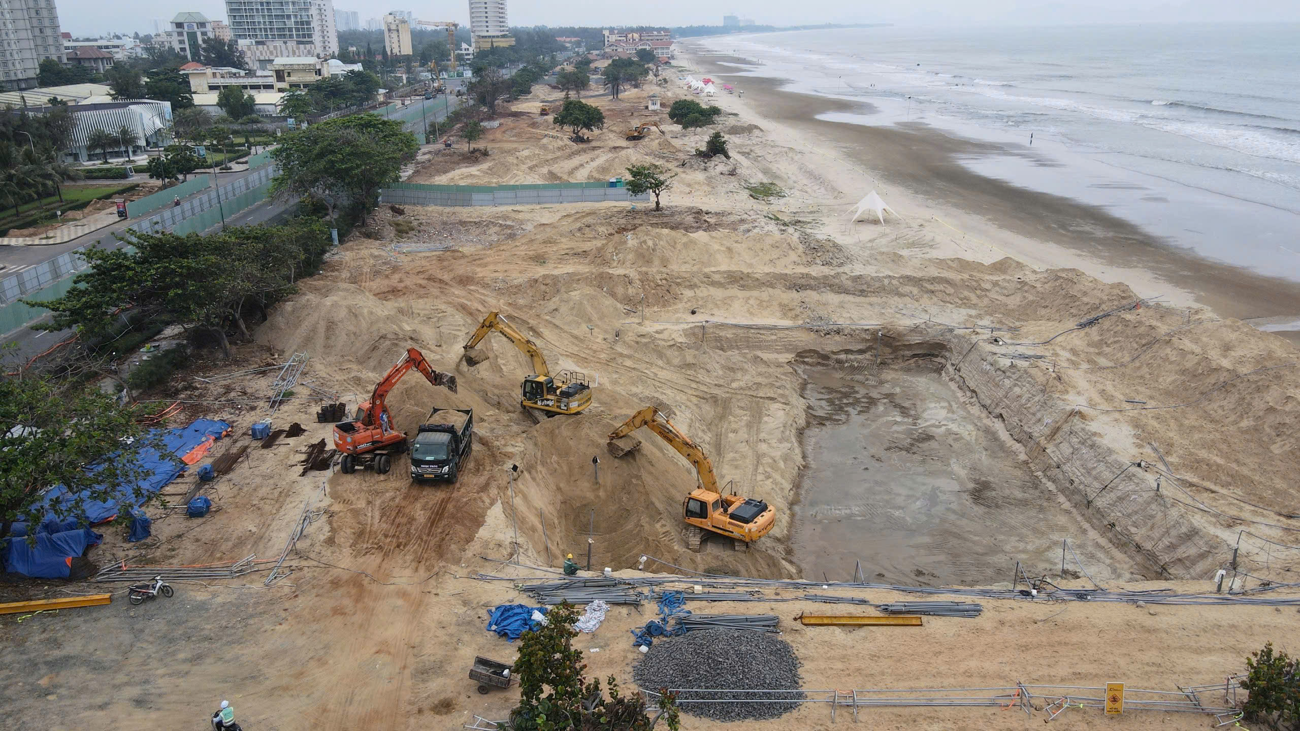 Dự án chỉnh trang trục đường Thùy Vân dài 3,2km, khởi công ngày 28/10, trên diện tích gần 20 ha, tổng đầu tư hơn 1.000 tỷ đồng, là dự án đầu tư công lớn nhất tỉnh Bà Rịa-Vũng Tàu cho phát triển du lịch. Sau hơn 1 tháng thi công, các công trình hạ tầng và cây cối dọc trục đường Thùy Vân đã được tháo dỡ, mặt bằng được làm sạch, tạo không gian thông thoáng cho các bước tiếp theo.