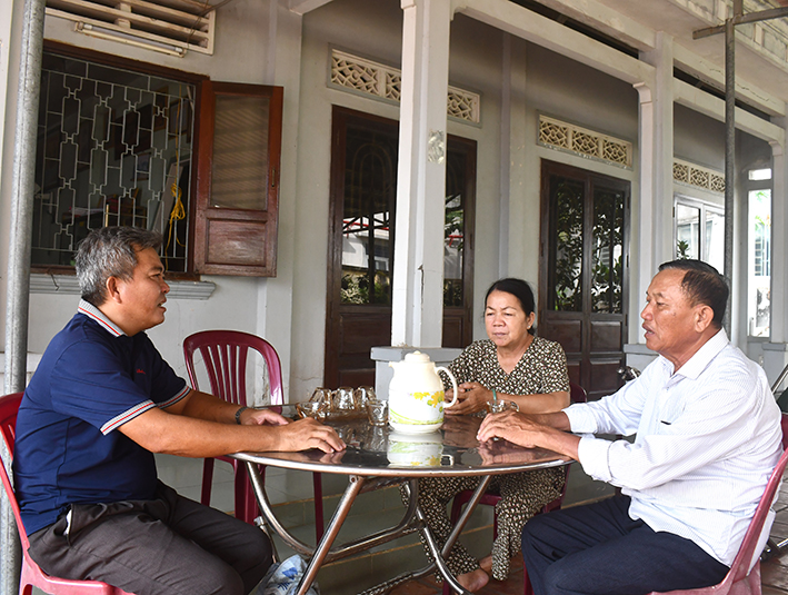 Ông Trần Kim Trọng (trái), Trưởng ban Mặt trận ấp An Lạc, xã An Nhứt, huyện Long Điền trò chuyện, nắm bắt tâm tư, nguyện vọng của người dân trong ấp trước thời điểm sáp nhập đơn vị hành chính.