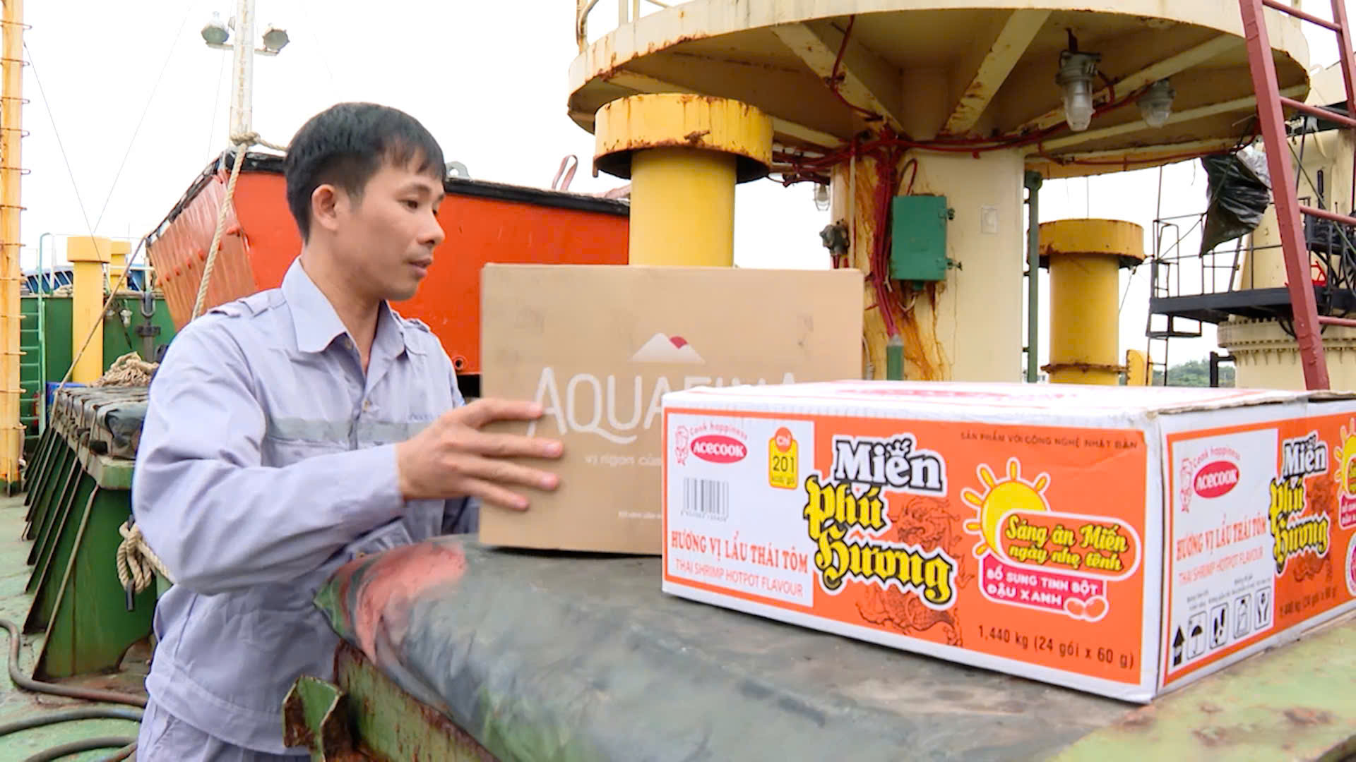 Những thùng quà Tết chuẩn bị ra khơi đến các đảo xa.