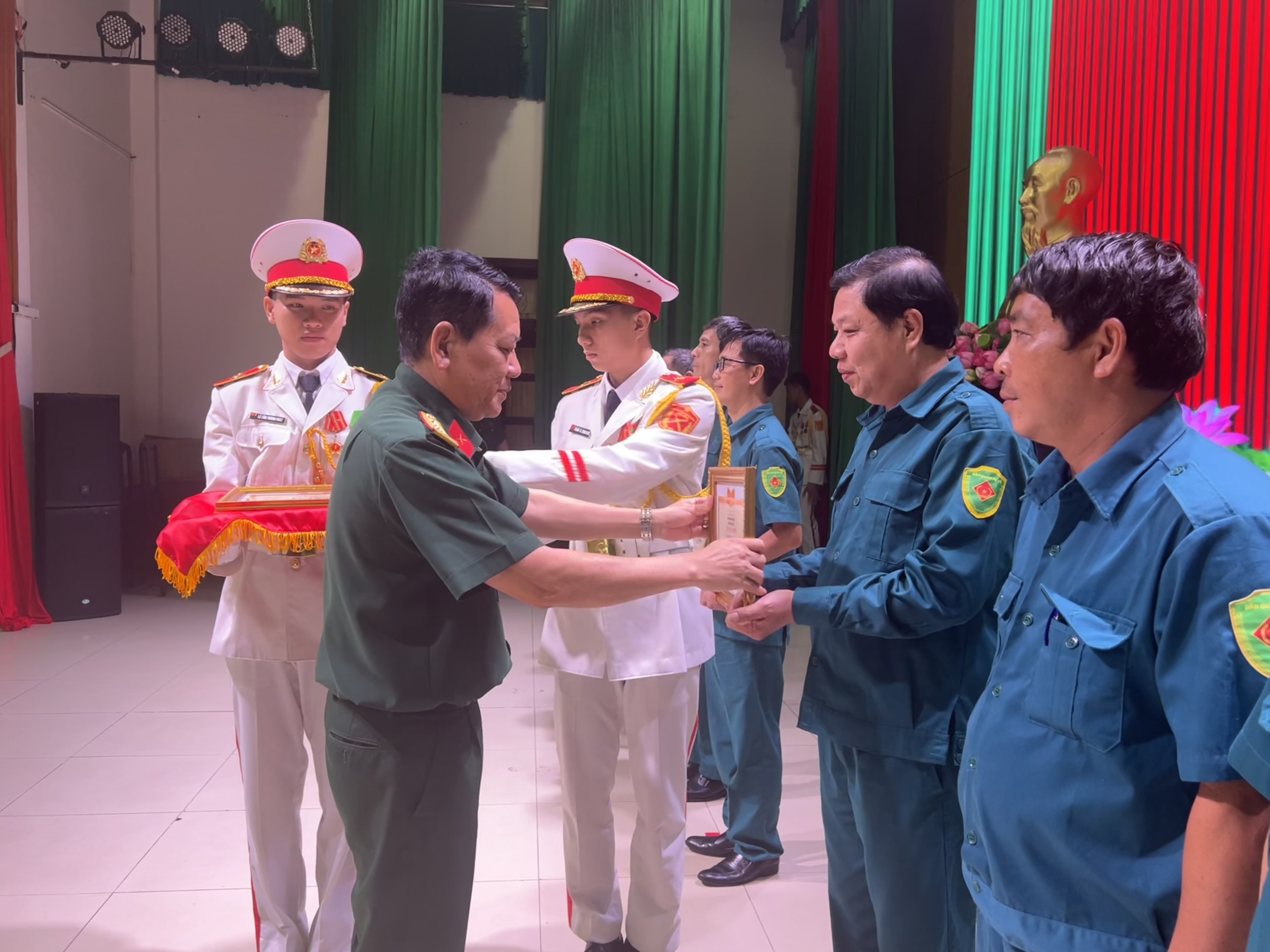 Đại tá Phạm Kinh Kha, Phó Chỉ huy trưởng Bộ CHQS tỉnh, trao Giấy khen cho các tập thể đạt thành tích tiêu biểu trong thực hiện phong trào Thi đua Quyết thắng năm 2024.