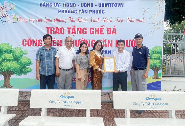 Đại diện Công ty TNHH Kingspan tặng 12 ghế đá lắp đặt tại công viên của phường Tân Phước.