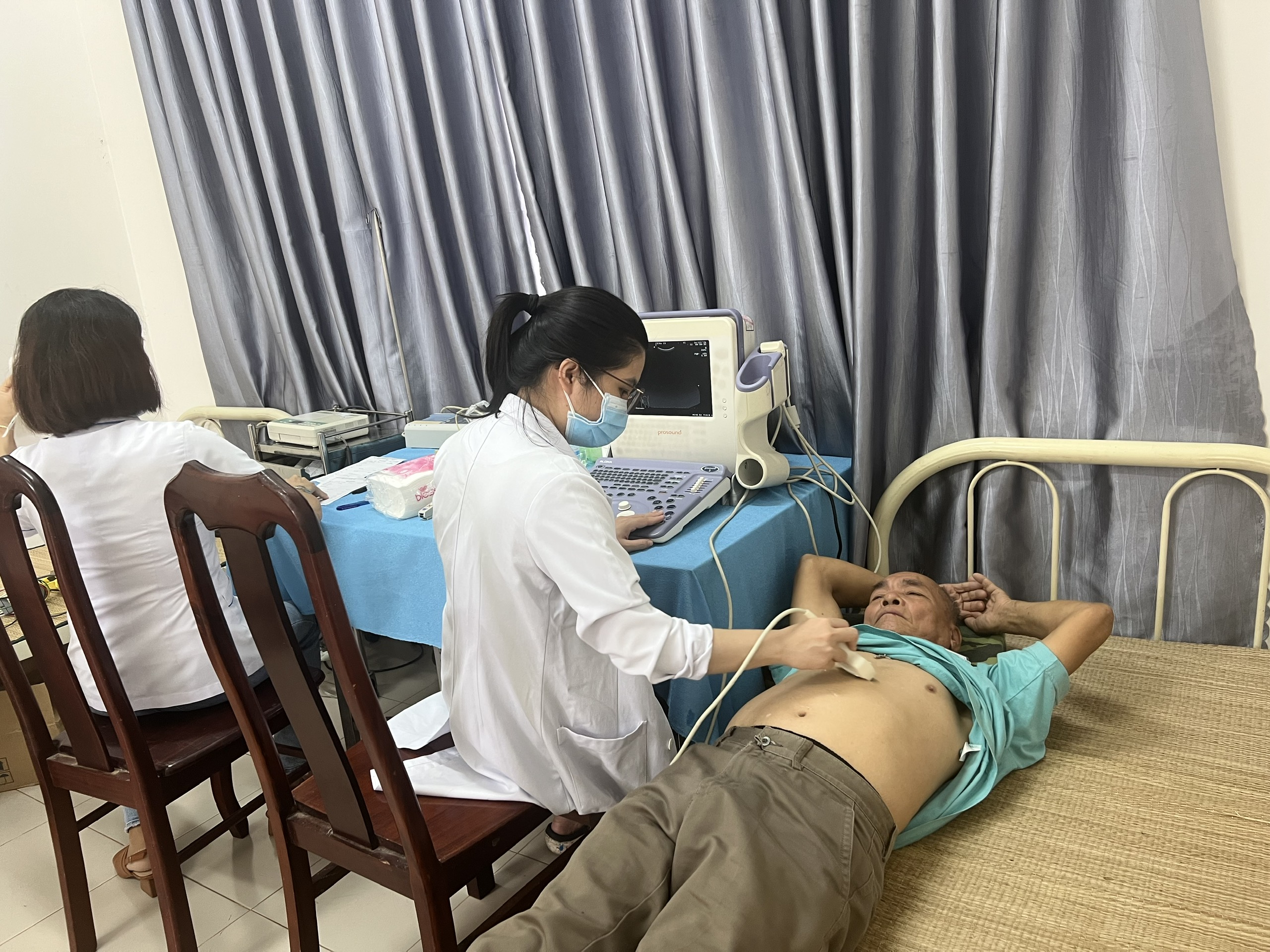 Những trường hợp nghi ngờ về bệnh nặng sẽ được các bác sĩ tiến hành siêu âm để chẩn đoán thêm.