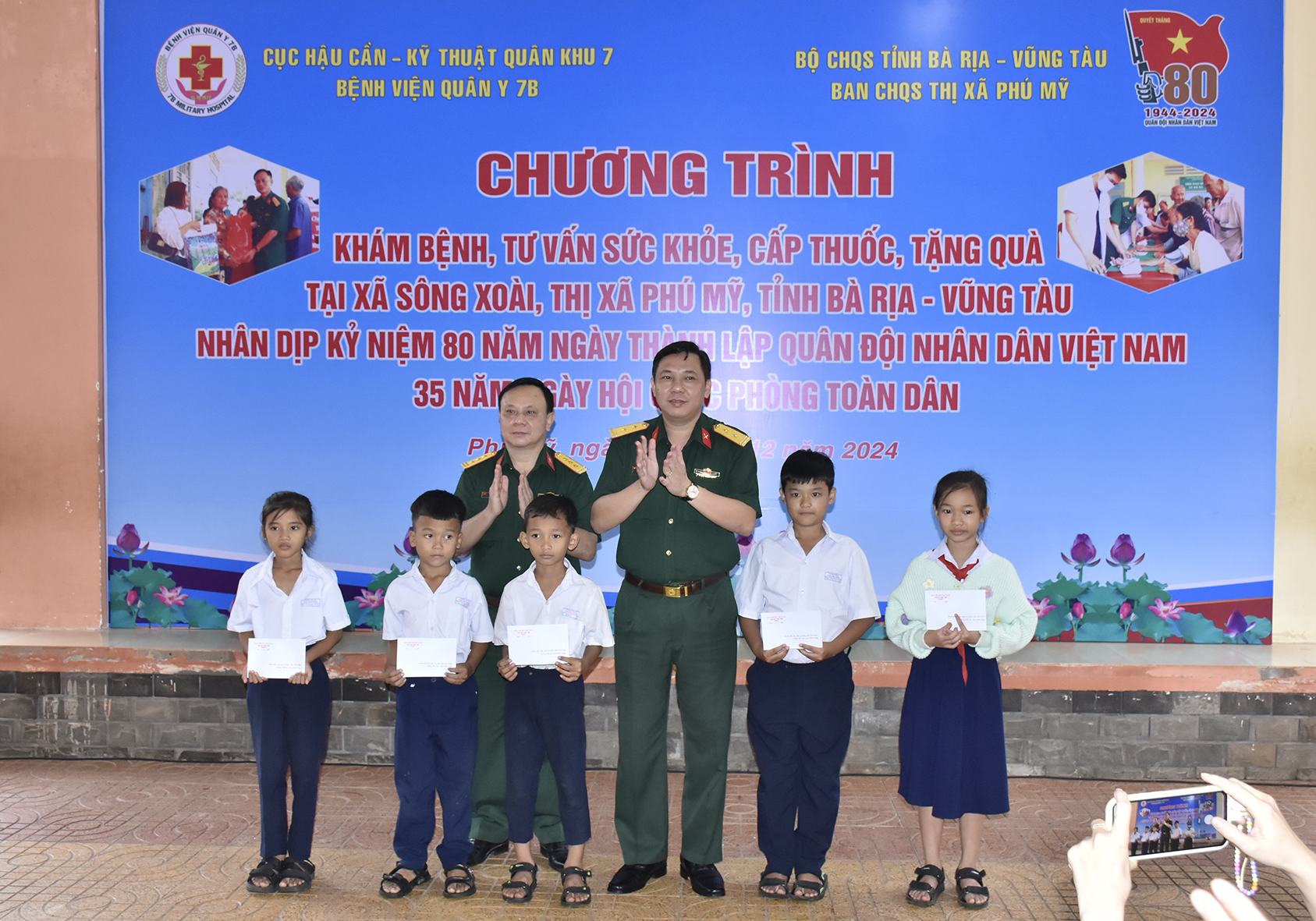 Ban CHQS TX.Phú Mỹ tặng quà cho học sinh Trường Tiểu học Phan Đình Phùng. 