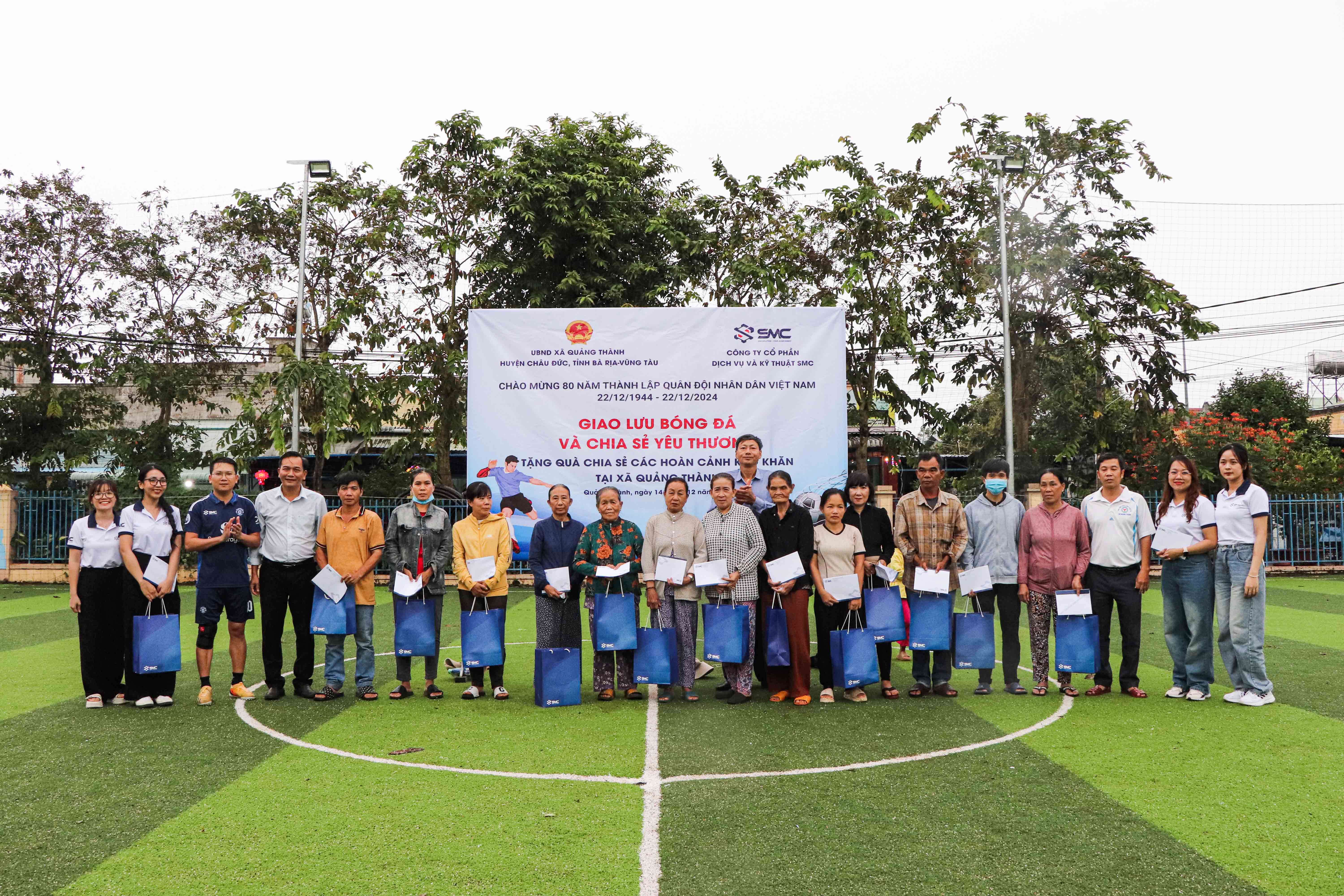 Lãnh đạo UBND xã Quảng Thành và Công ty CP Dịch vụ Kỹ thuật SMC trao quà cho các hộ mới thoát nghèo trên địa bàn xã.