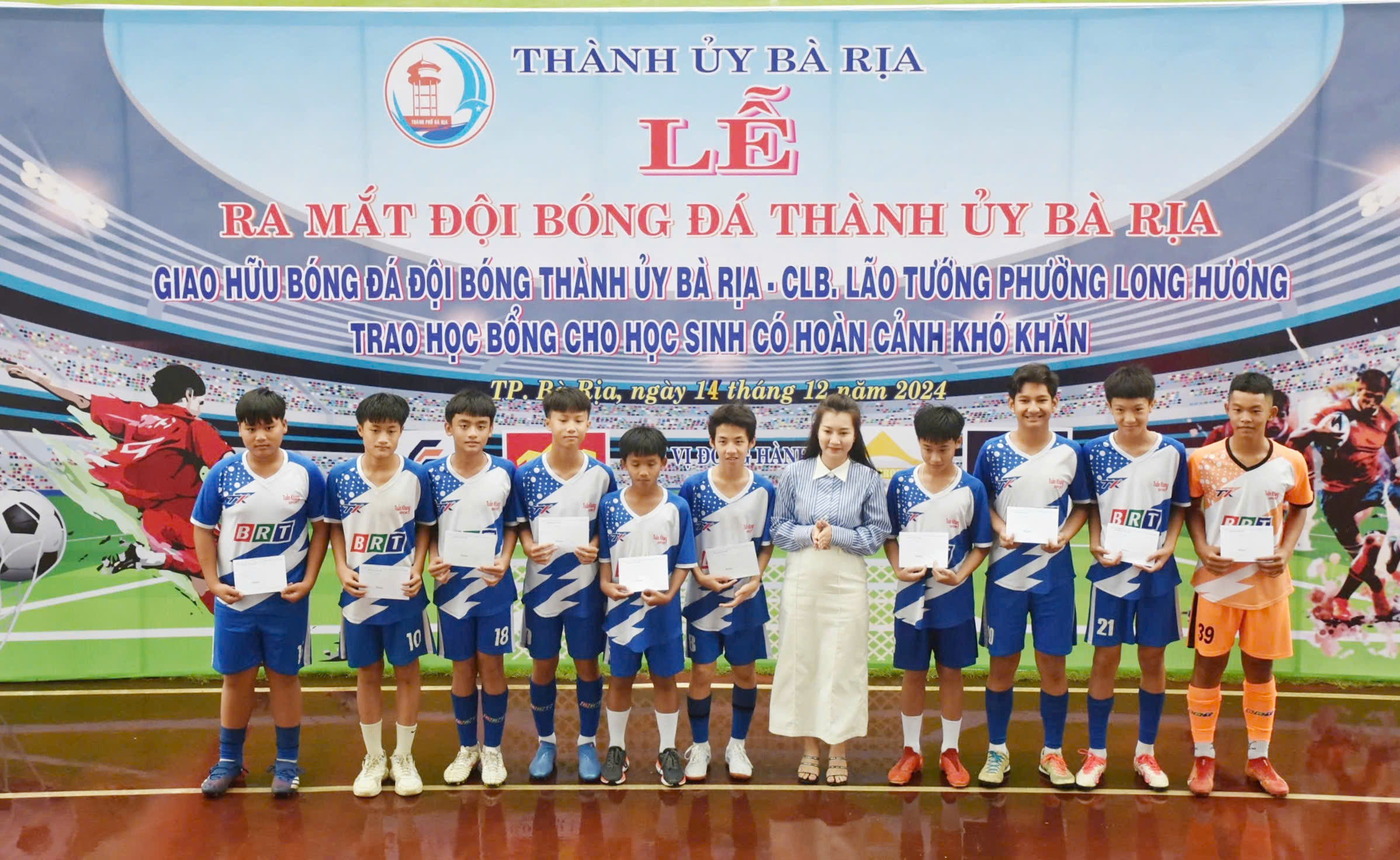 Đại diện Công ty TNHH Mặt Trời Vũng Tàu trao học bổng cho học sinh khó khăn.