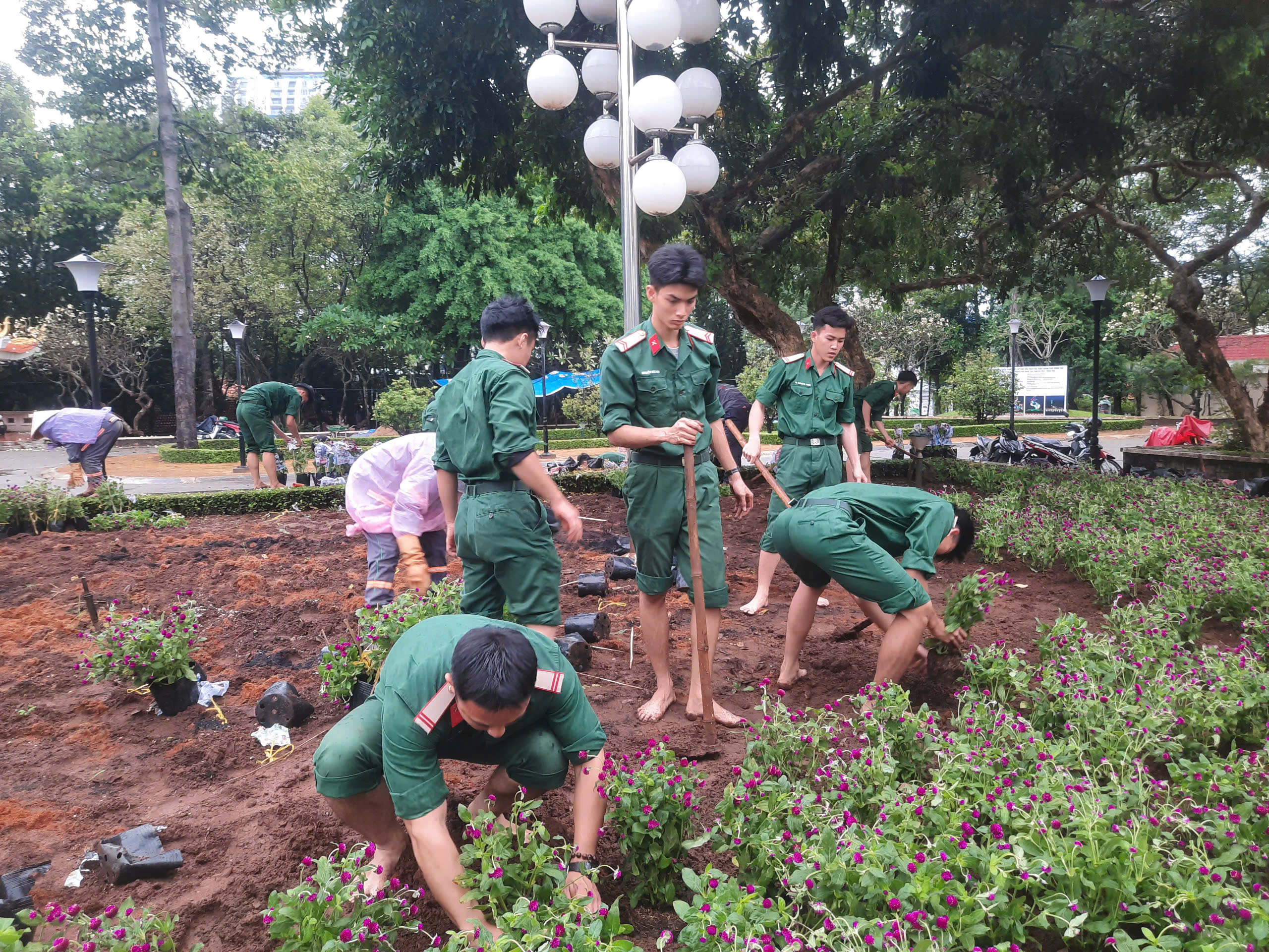 Lực lượng đoàn thanh niên quân sự TP.Vũng Tàu tham gia dọn dẹp, vệ sinh tại Đền thờ Liệt sĩ TP.Vũng Tàu.