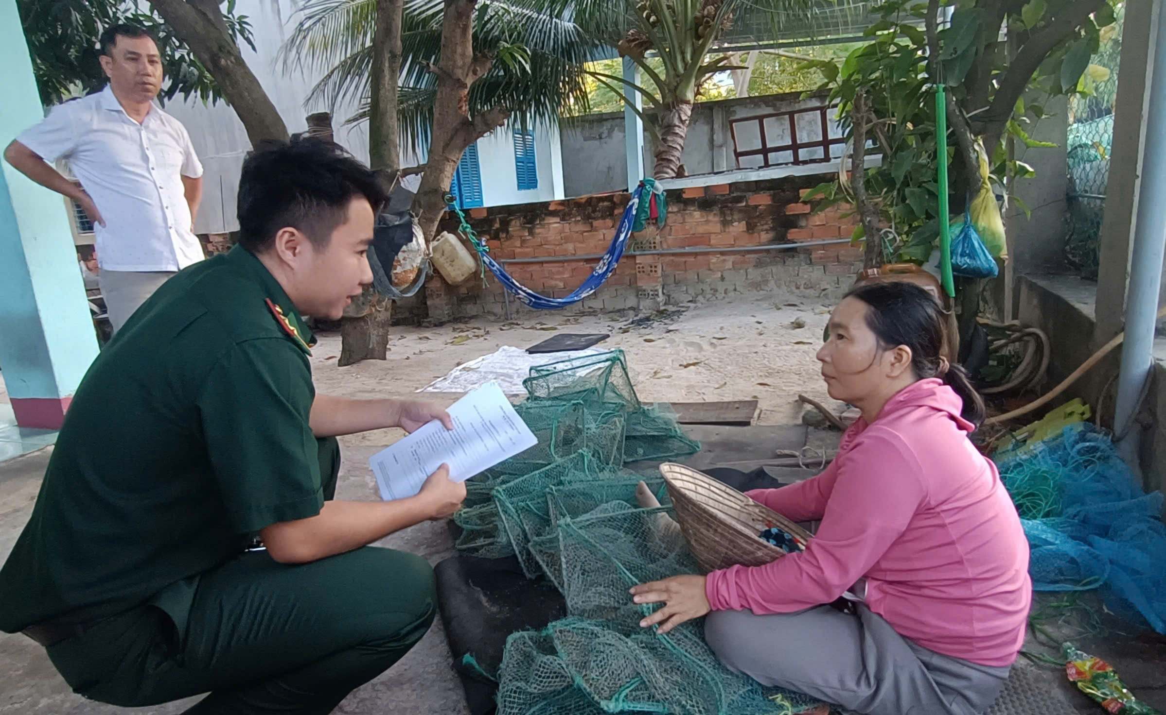 Cán bộ Đồn biên phòng Bình Châu (huyện Xuyên Mộc) tuyên truyền, phân tích mặt hại, để ngư dân chuyển đổi từ nghề cấm sang các nghề thân thiện với môi trường.