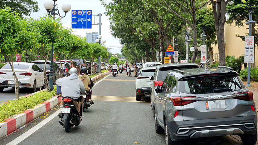 Ô tô đỗ trên làn đường dành cho xe gắn máy, đoạn siêu thị Lotte.