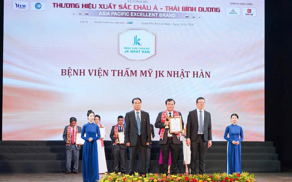 Bác sĩ Lê Viết Trí đại diện đội ngũ JK Nhật Hàn đón nhận bằng khen top 10 thương hiệu xuất sắc Châu Á Thái Bình Dương năm 2024