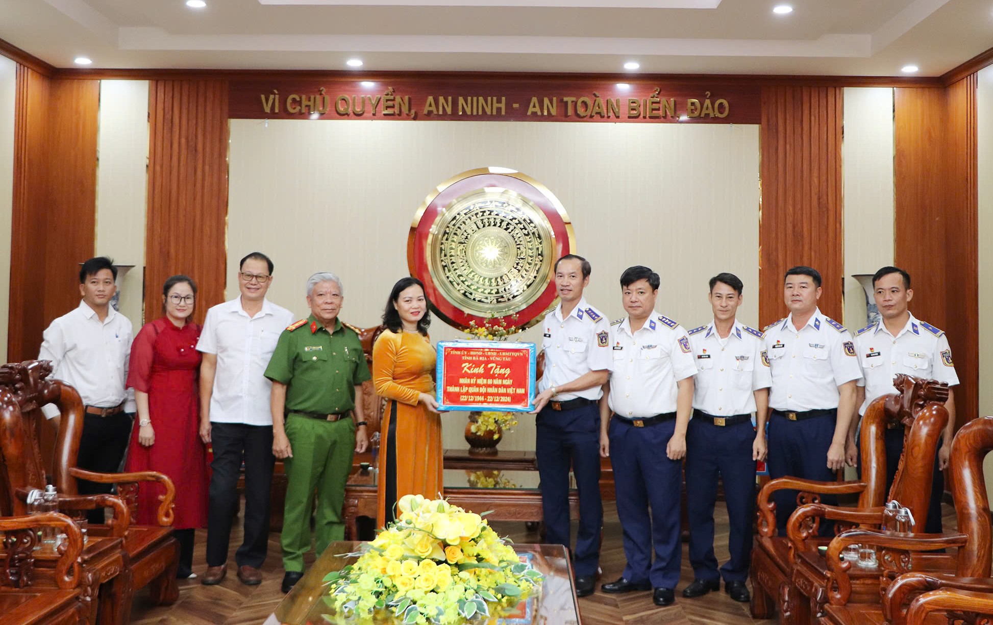 Đoàn do bà Huỳnh Thị Phúc, Phó Trưởng Đoàn ĐBQH tỉnh làm trưởng đoàn đến thăm, tặng quà các đơn vị tại Bộ Tư lệnh Vùng Cảnh sát biển 3. Ảnh: MINH THANH