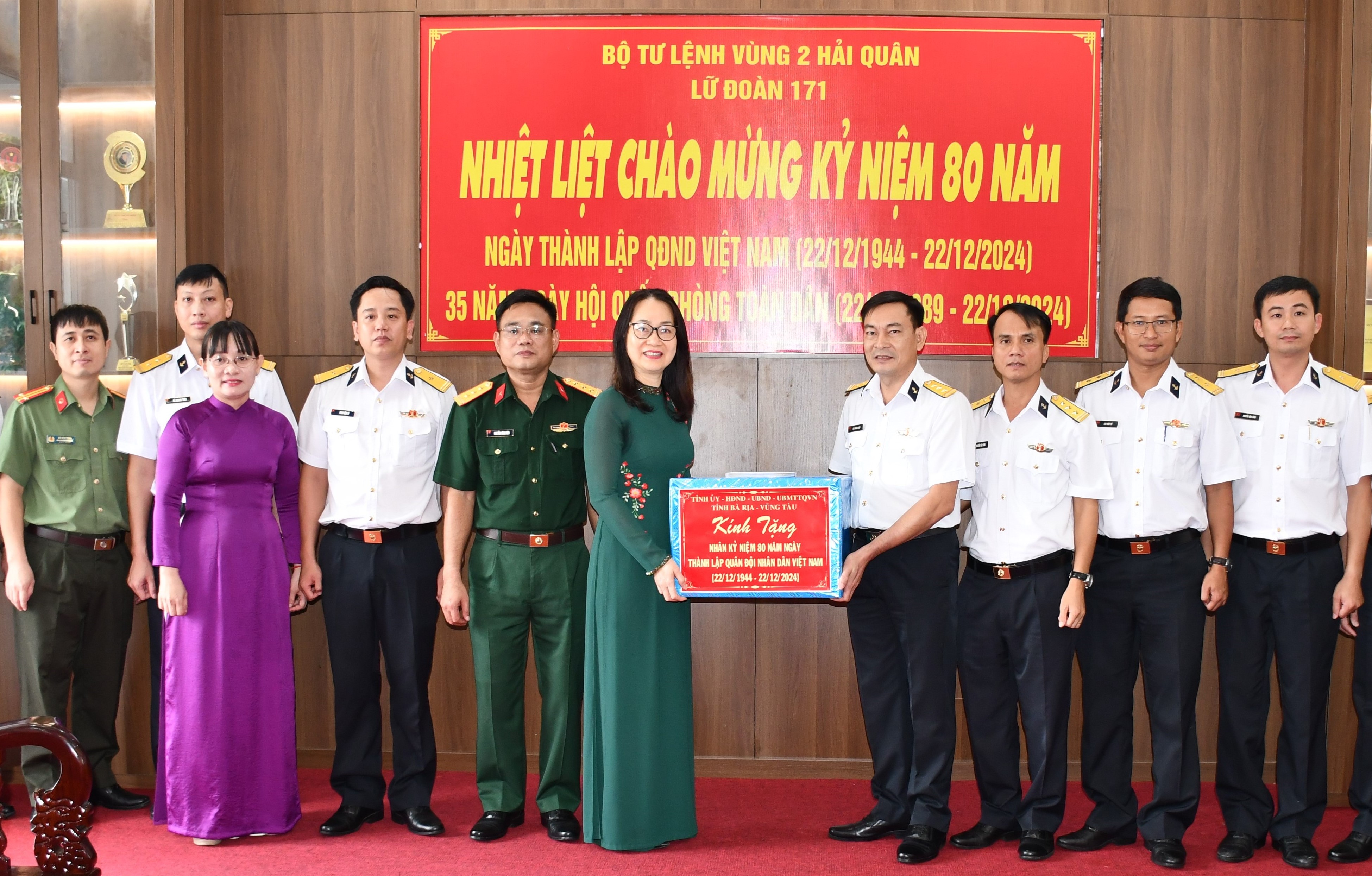 Đoàn do bà Trần Thị Ngọc Châu, Giám đốc Sở GD-ĐT làm trưởng đoàn đã đến thăm, tặng quà Lữ đoàn 171, Bộ Tư lệnh Vùng 2 Hải quân. Ảnh: HOÀNG HƯỜNG