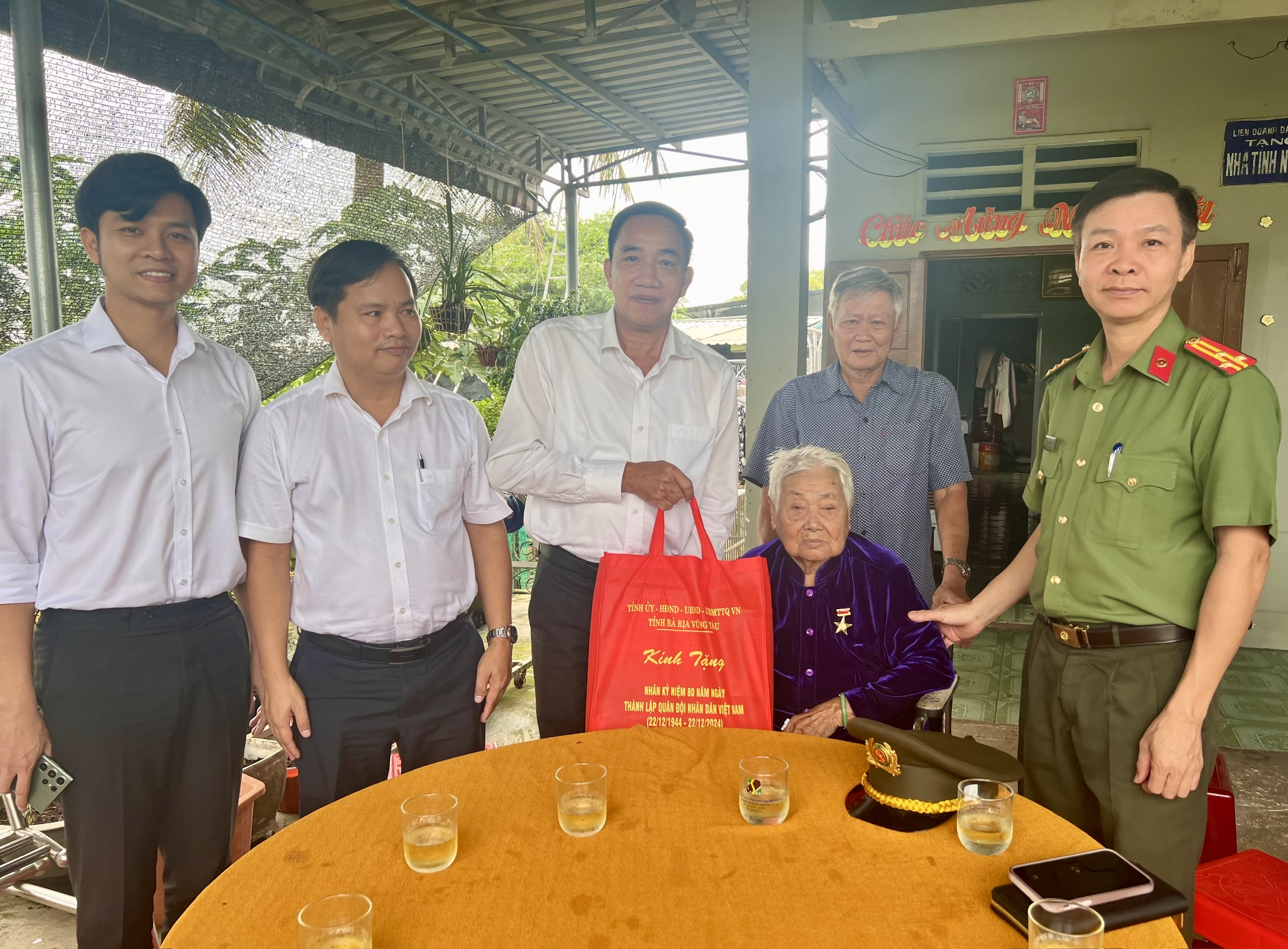 Đoàn ông Trần Quốc Khánh, Giám đốc Sở LĐTB-XH làm trưởng đoàn, tới thăm và tặng quà cho Mẹ VNAH Nguyễn Thị Chính, xã Láng Dài, huyện Đất Đỏ. Ảnh: TRÚC GIANG