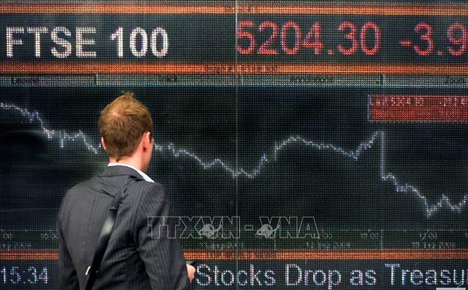 Bảng điện tử hiển thị chỉ số FTSE 100 tại London, Anh.