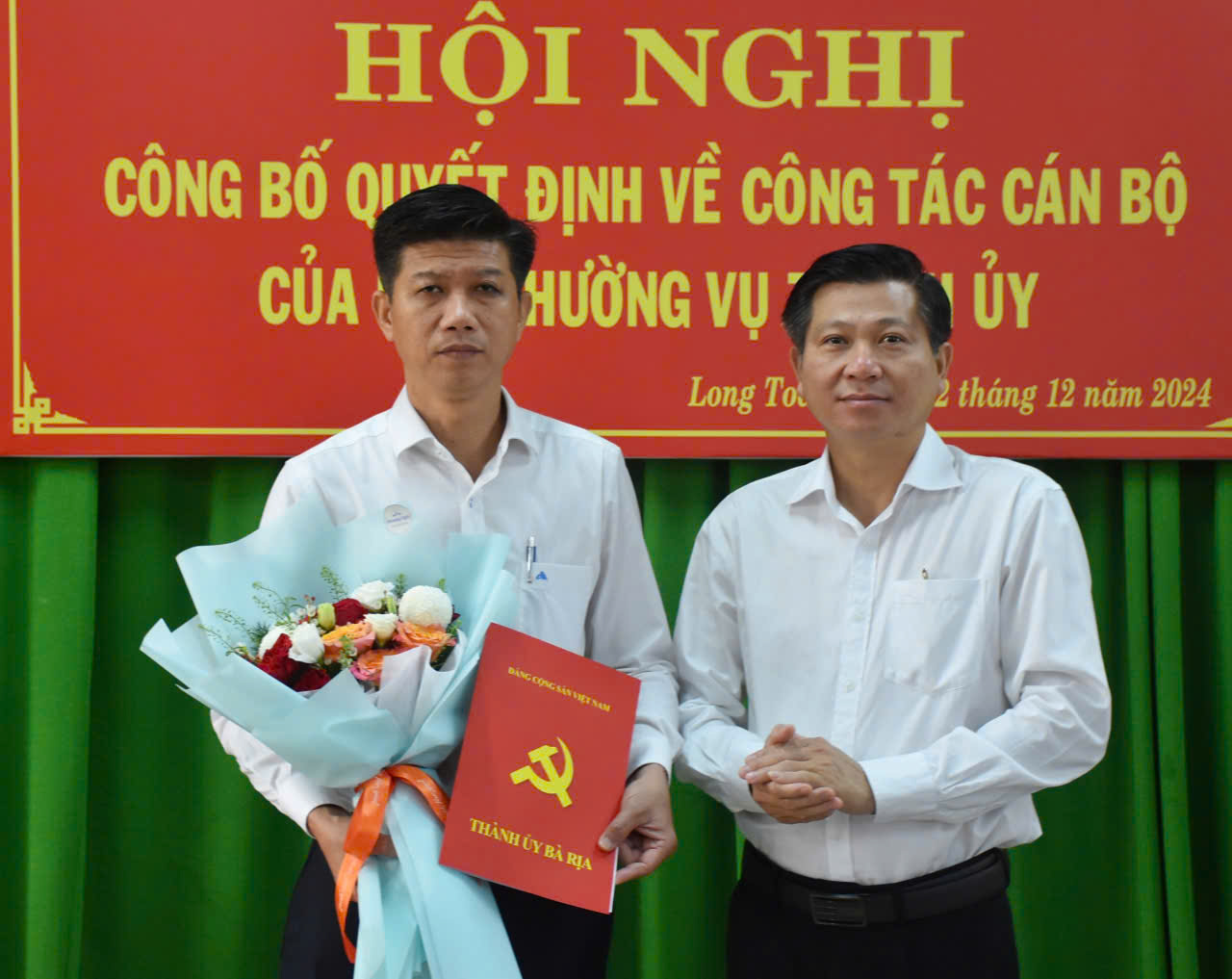 Bí thư Thành ủy Bà Rịa Trần Văn Tuấn trao quyết định và tặng hoa chúc mừng ông Đỗ Minh Hồng.T