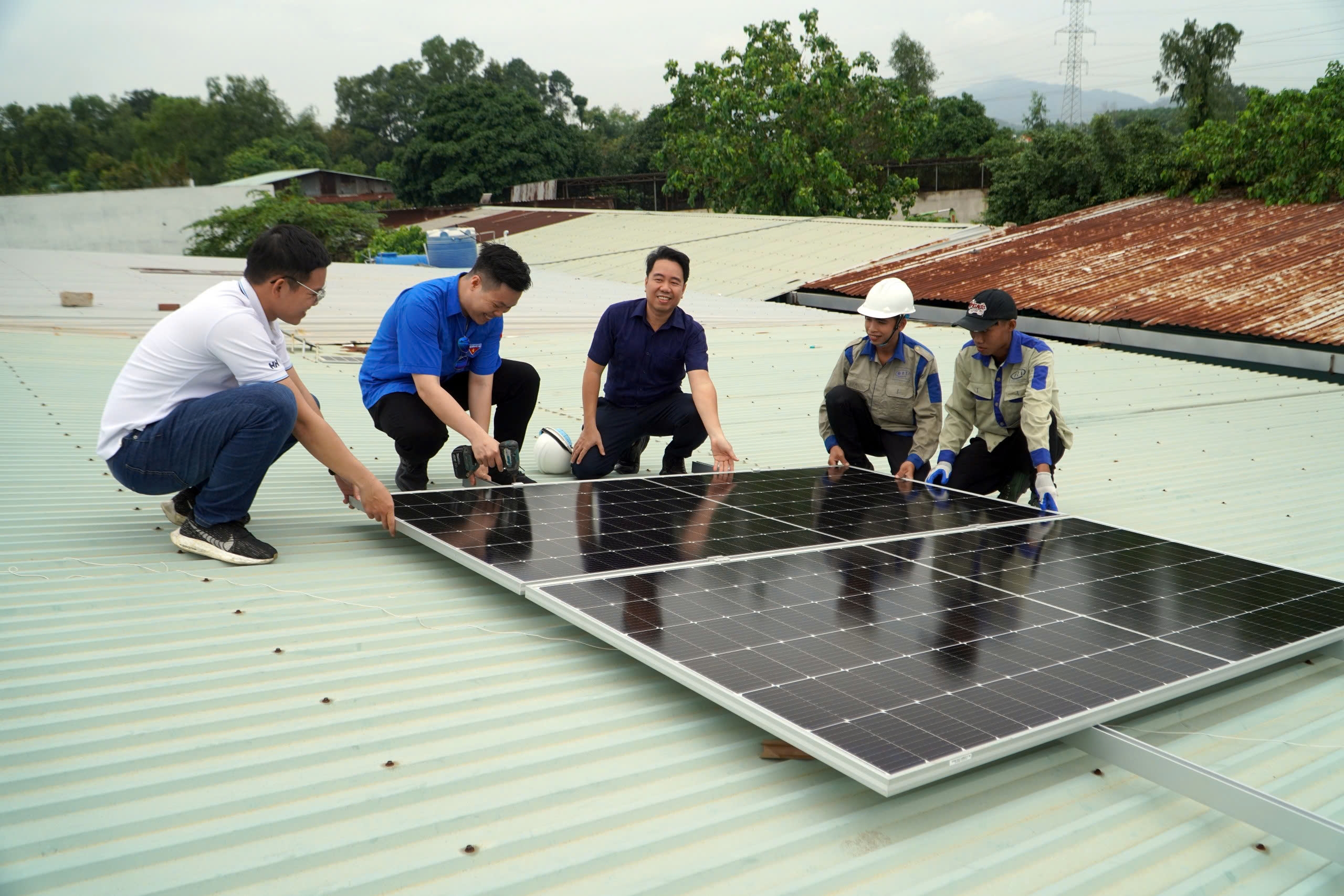 Các đoàn viên của Vietsovpetro tham gia hỗ trợ lắp đặt với đơn vị thi công