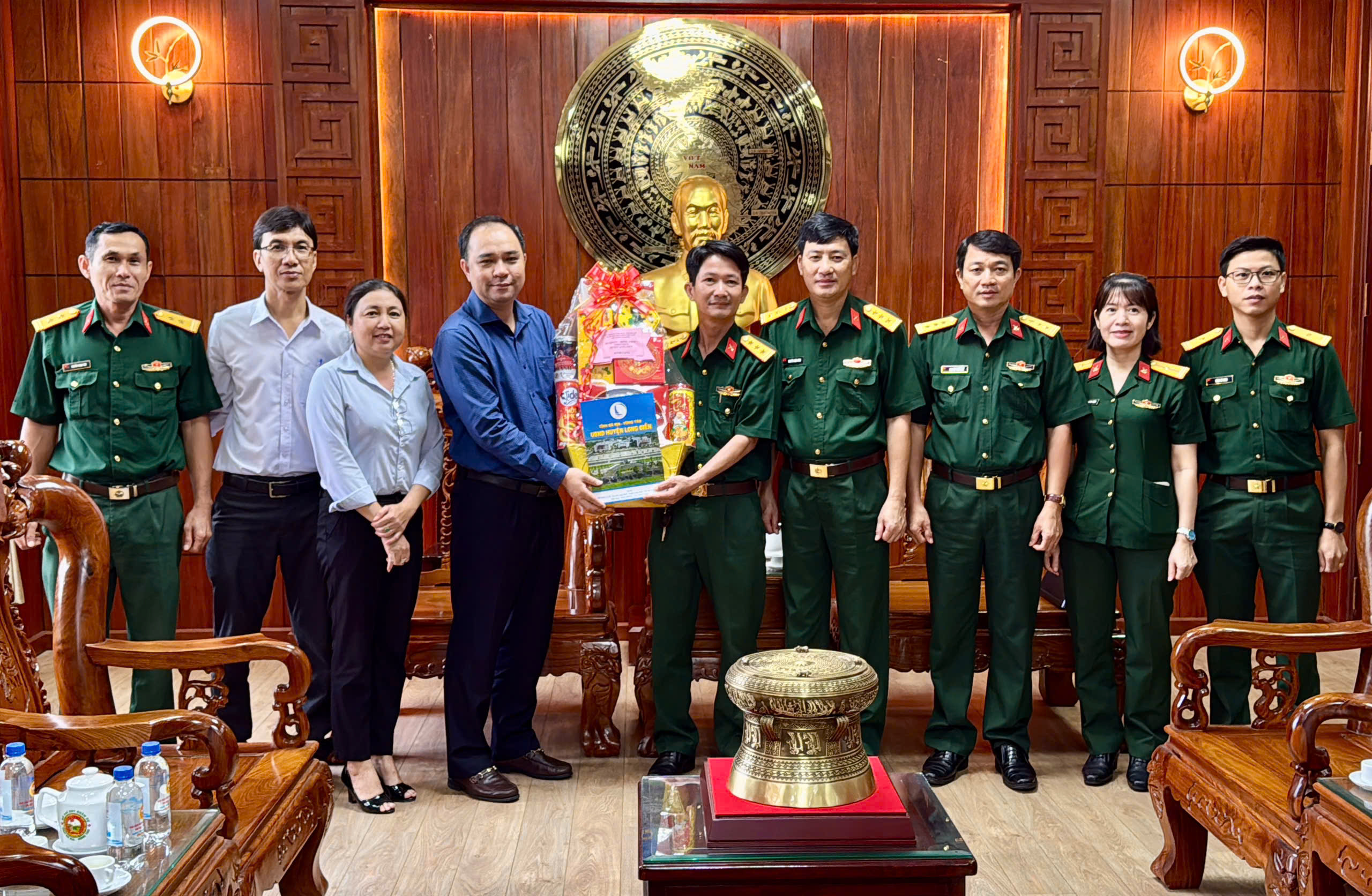 Ông Lê Hữu Hiền, Phó chủ tịch UBND huyện Long Điền làm trưởng đoàn đến thăm, chúc mừng Bộ CHQS tỉnh. Ảnh: NGUYỄN TUYỀN