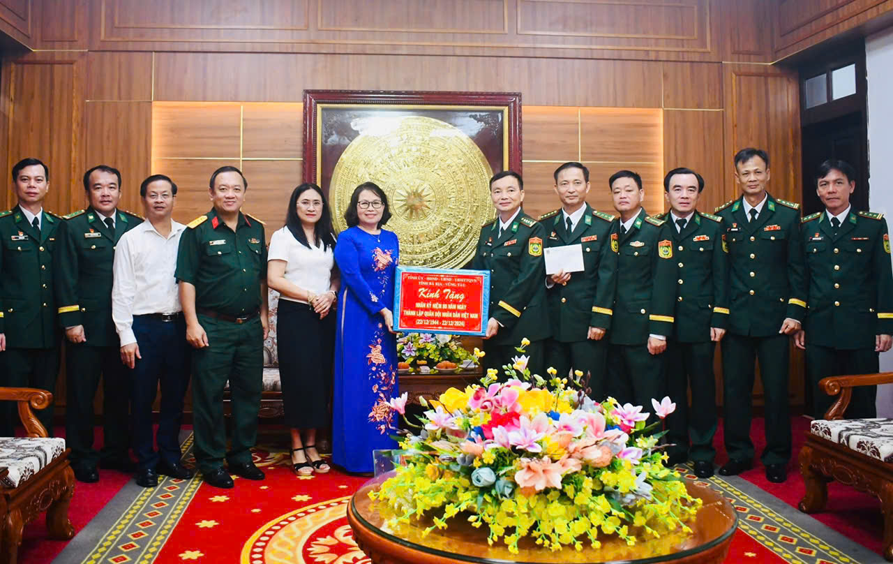 Đoàn do bà Nguyễn Thị Yến, Phó Bí thư Thường trực Tỉnh ủy, Trưởng Đoàn ĐBQH tỉnh làm trưởng đoàn đến thăm, tặng quà Bộ Chỉ huy Bộ đội Biên phòng tỉnh. Ảnh: HUYỀN TRANG